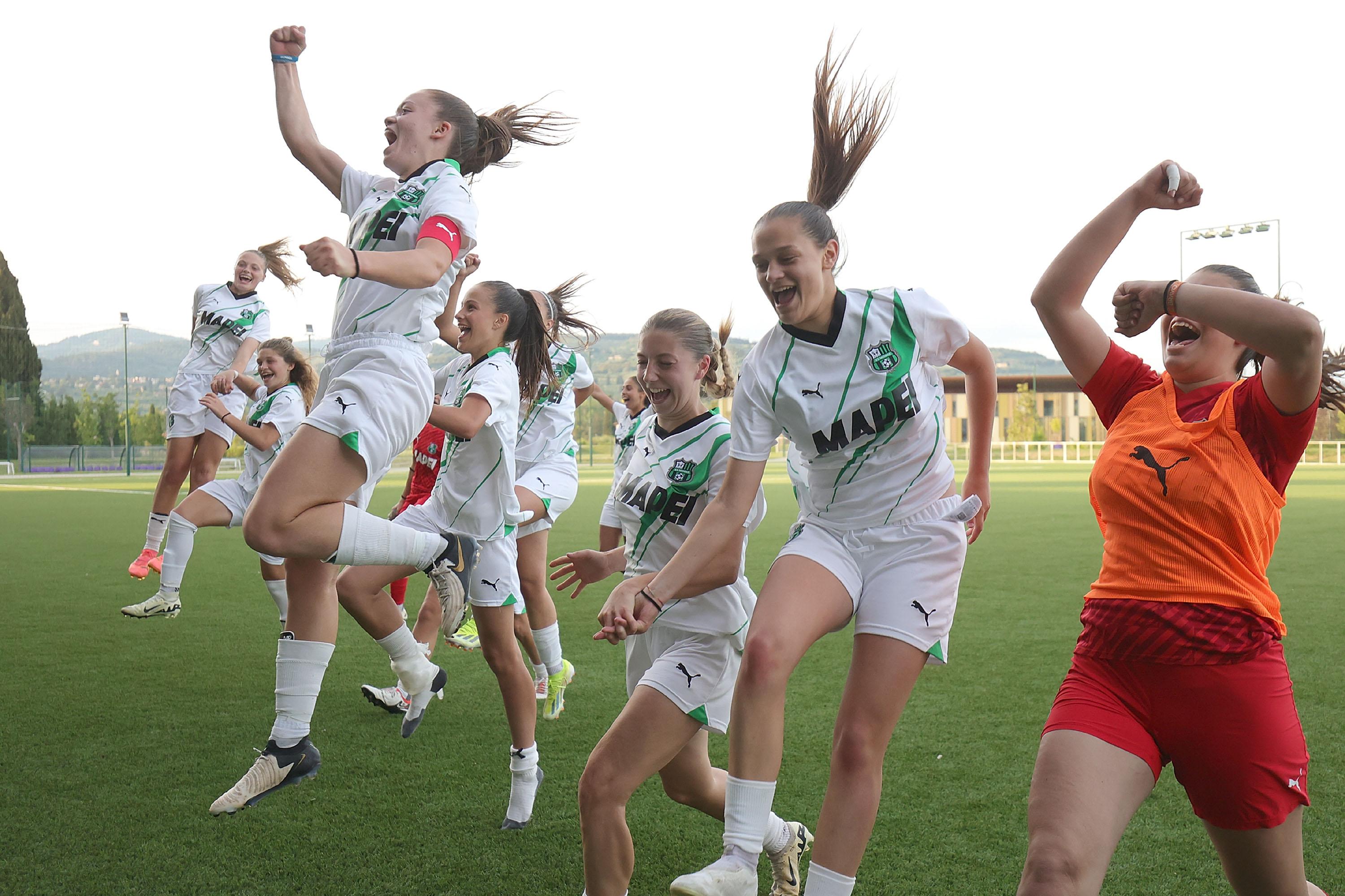 FLORENCE, ITALY - MAY 9: All players of US Sassuolo women U19 celebrates the victory after during the Primavera 1 Semi-final match between US Sassuolo U19 v FC Internazionale U19 on May 9, 2024 in Florence, Italy.  (Photo by Gabriele Maltinti/Getty Images)