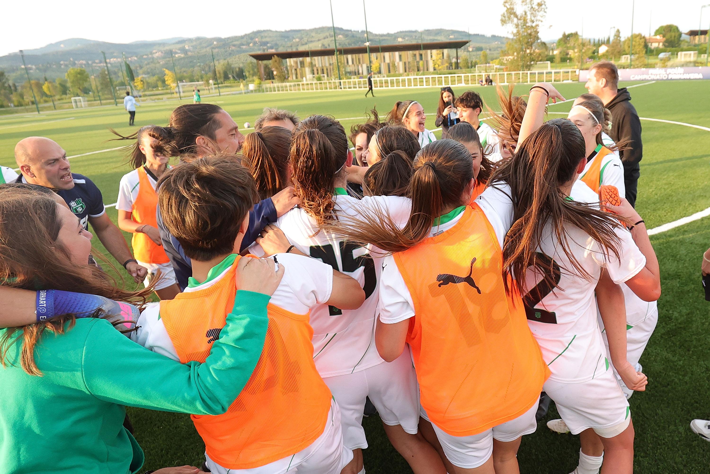 FLORENCE, ITALY - MAY 9: All players of of US Sassuolo women U19 celebrates the victory after during the Primavera 1 Semi-final match between US Sassuolo U19 v FC Internazionale U19 on May 9, 2024 in Florence, Italy. (Photo by Gabriele Maltinti/Getty Images)