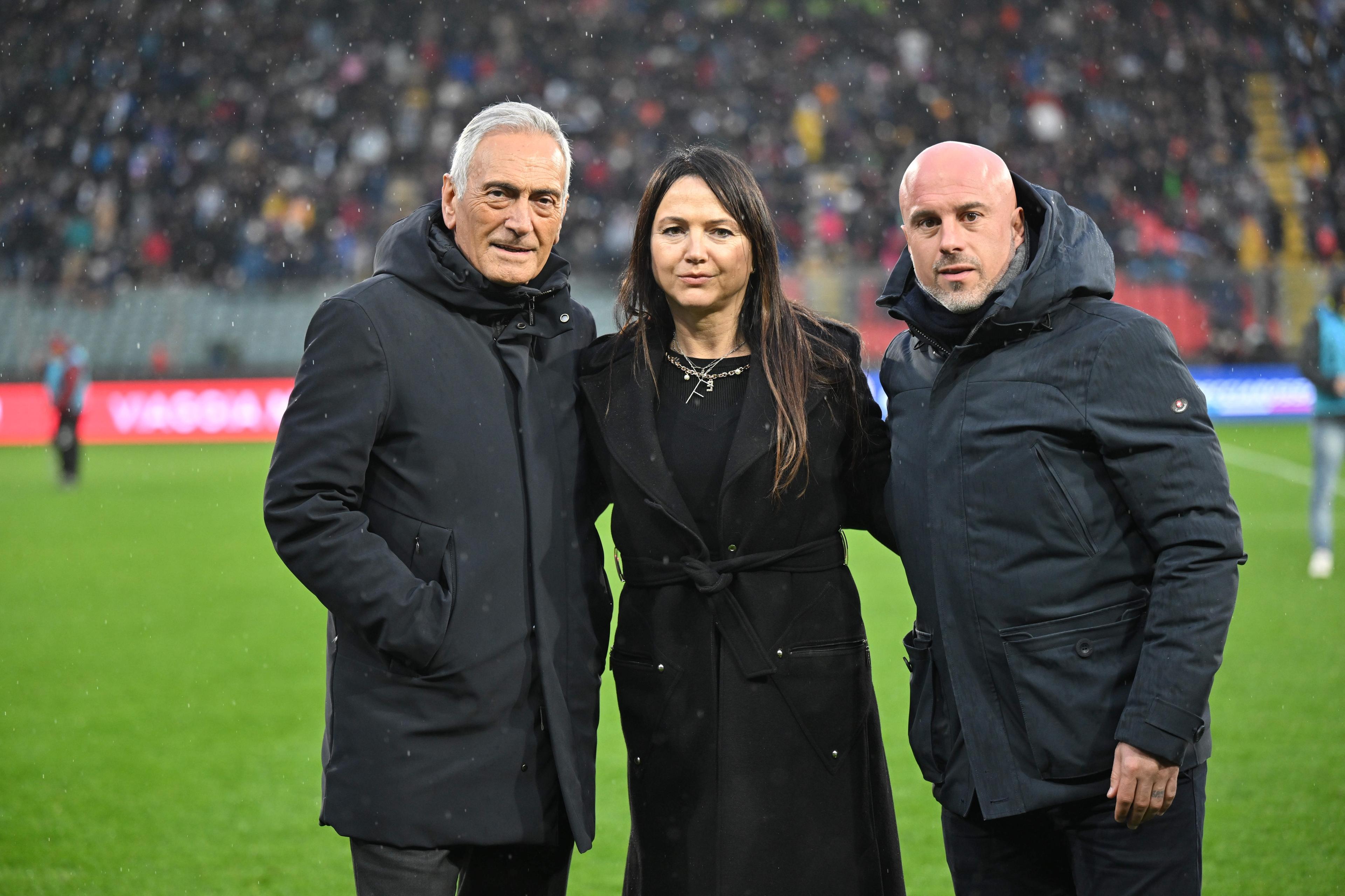 CREMONA, ITALY - JANUARY 07: Gabriele Gravina, Federica Cappelletti and Andrea Soncin pose at half-time during the Italian Women Super Cup at Stadio Giovanni Zini on January 07, 2024 in Cremona, Italy. (Photo by Marco M. Mantovani/Getty Images)