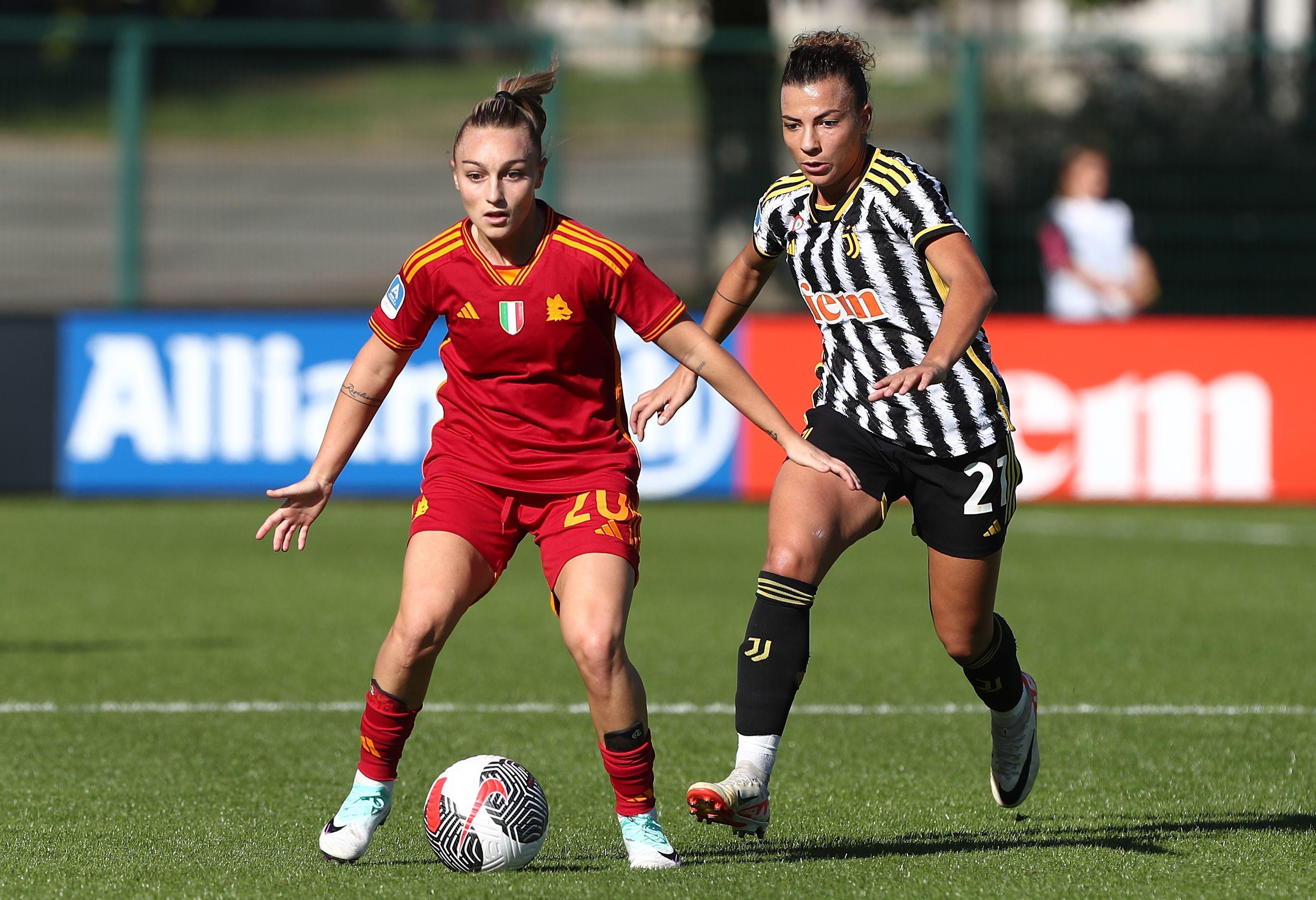 BIELLA, ITALY - NOVEMBER 05: Giada Greggi of AS Roma competes for the ball with Arianna Caruso of Juventus during the Women Serie A match between Juventus Women and AS Roma Women at Stadio Comunale Vittorio Pozzo Lamarmora on November 05, 2023 in Biella, Italy. (Photo by Marco Luzzani/Getty Images)