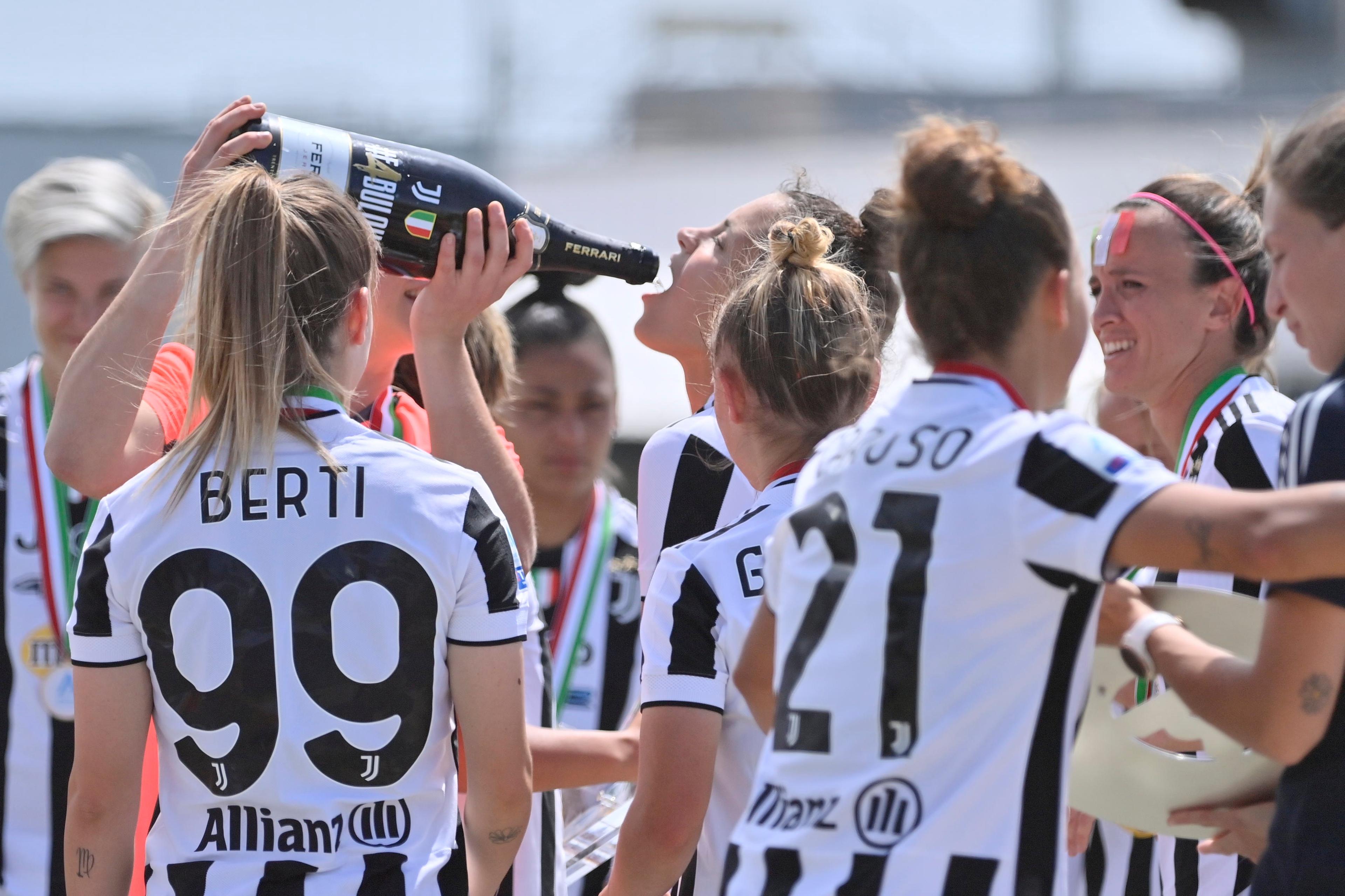 VINOVO, ITALY - MAY 23: Sara Gama of Juventus Barbara Bonansea of Juventus, Laura Giuliani of Juventus, Tuija Hyyrynen of Juventus, Cristiana Girelli of Juventus, Martina Rosucci of Juventus celebrates a victory during the Women Serie A match between Juventus and FC Internazionale at Juventus Center Vinovo on May 23, 2021 in Vinovo, Italy. (Photo by Stefano Guidi/Getty Images)