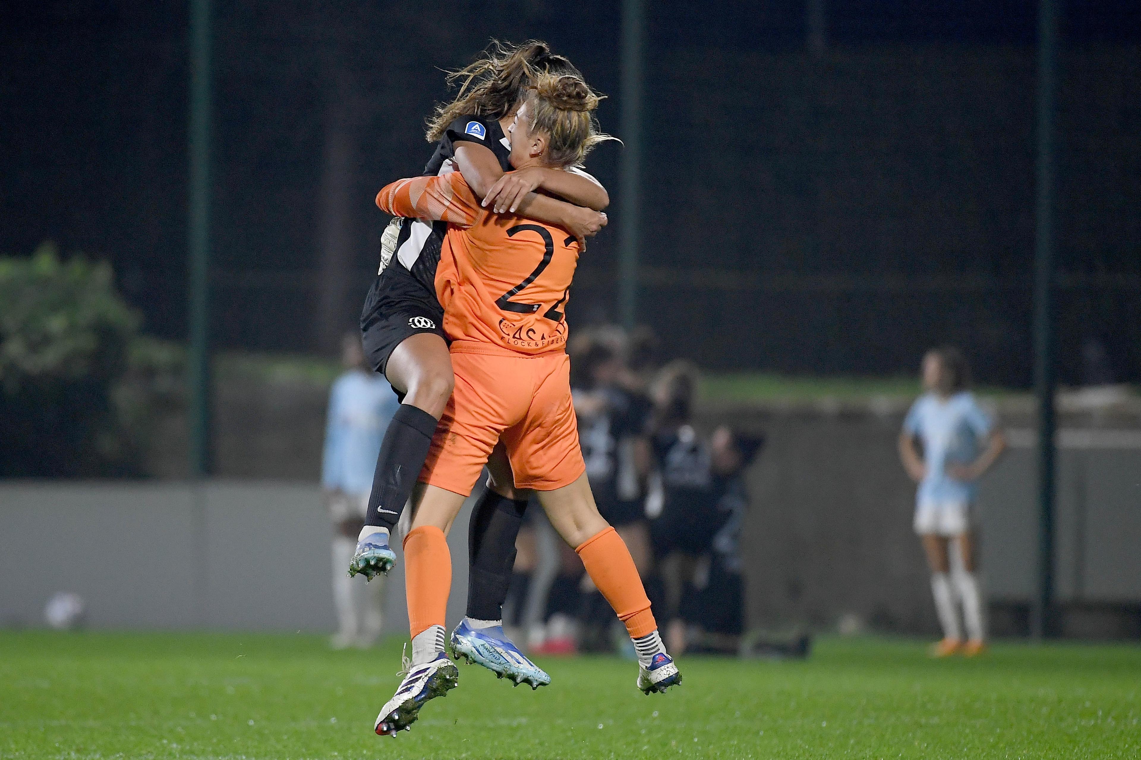 ROME, ITALY - NOVEMBER 02: Dominka Petzelberger of Come women celebrates a second goal with team mates during during the women Serie A match between SS Lazio women and Como women at the Formello sport centre on November 02, 2024 in Rome, Italy. (Photo by Marco Rosi - SS Lazio/Getty Images)