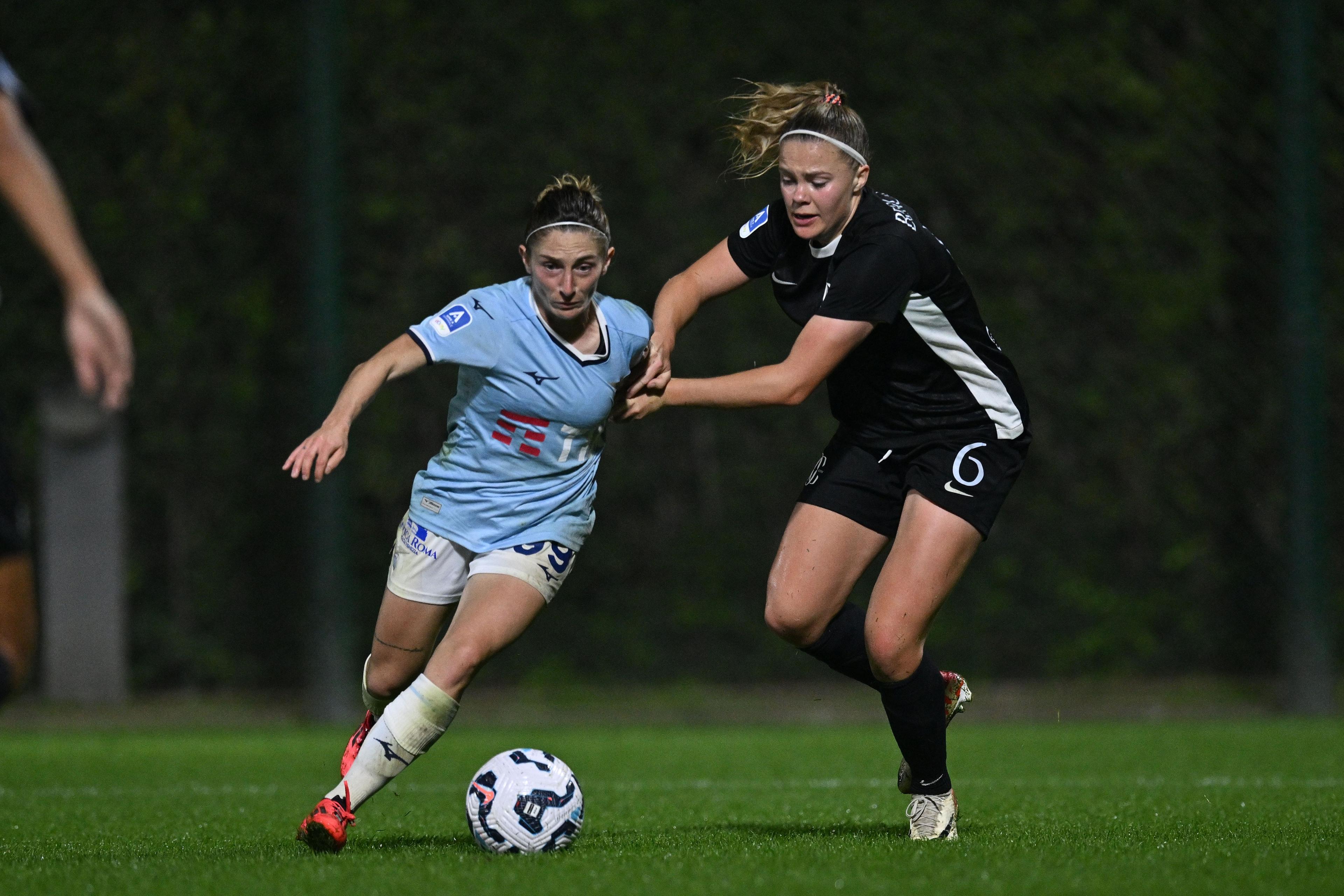 Tra martedì e mercoledì gli ottavi di finale: apre Lazio-Como Women, debuttano tutte le big. Roma a Bologna, derby Cesena-Sassuolo e Arezzo-Fiorentina