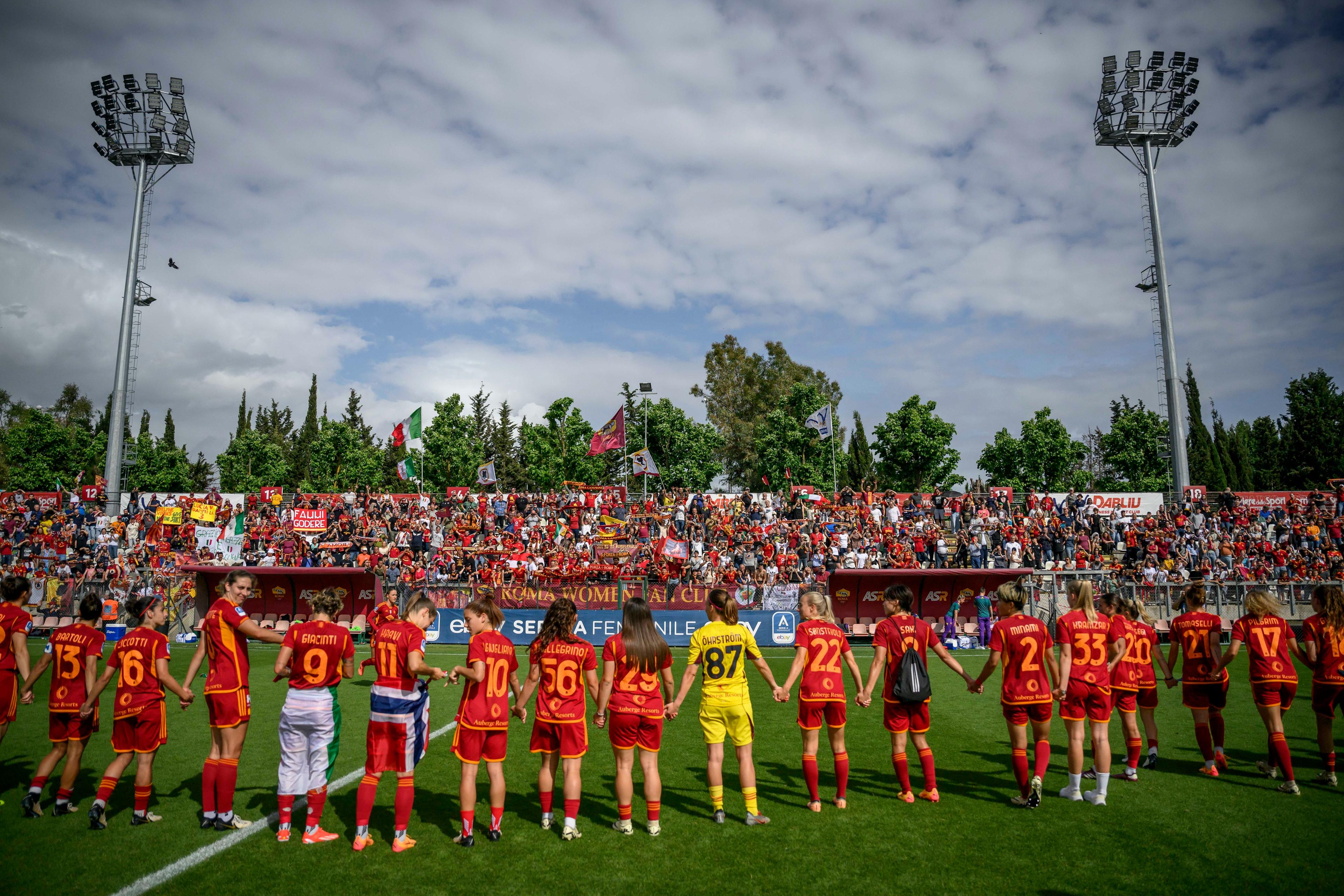 ROME, ITALY - MAY 19: AS Roma players celebrate the victory after the women Serie A match between AS Roma and ACF Fiorentina at Stadio Tre Fontane on May 19, 2024 in Rome, Italy. (Photo by Antonio Masiello/Getty Images)\\r