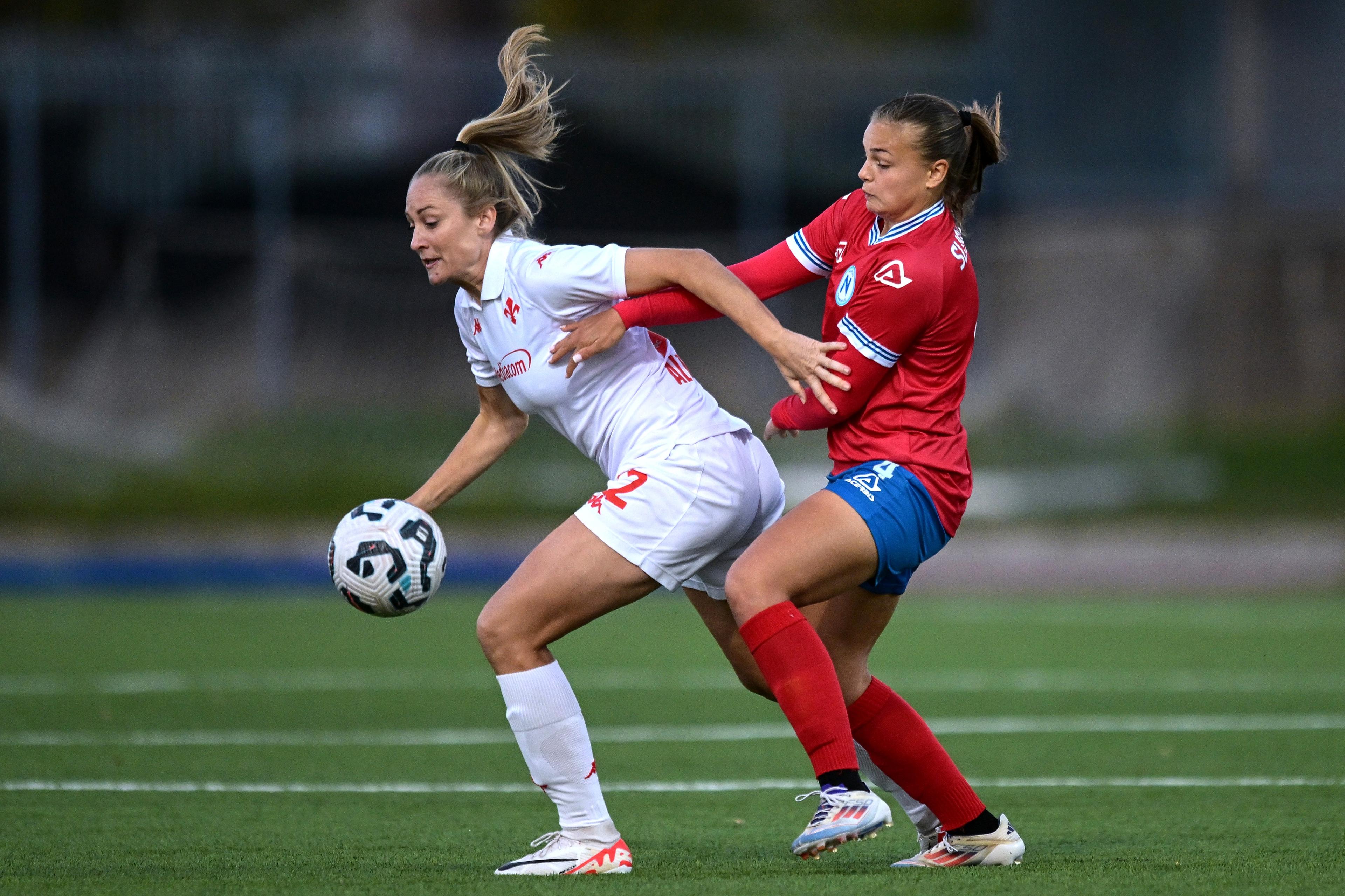 NAPLES, ITALY - NOVEMBER 16: Gloria Sliskovic of Napoli competes for the ball with Maya Cherubini of Fiorentina during the Women Serie A match between Napoli and Fiorentina at Stadio Giuseppe Piccolo on November 16, 2024 in Naples, Italy. (Photo by Image Photo Agency/Getty Images)
