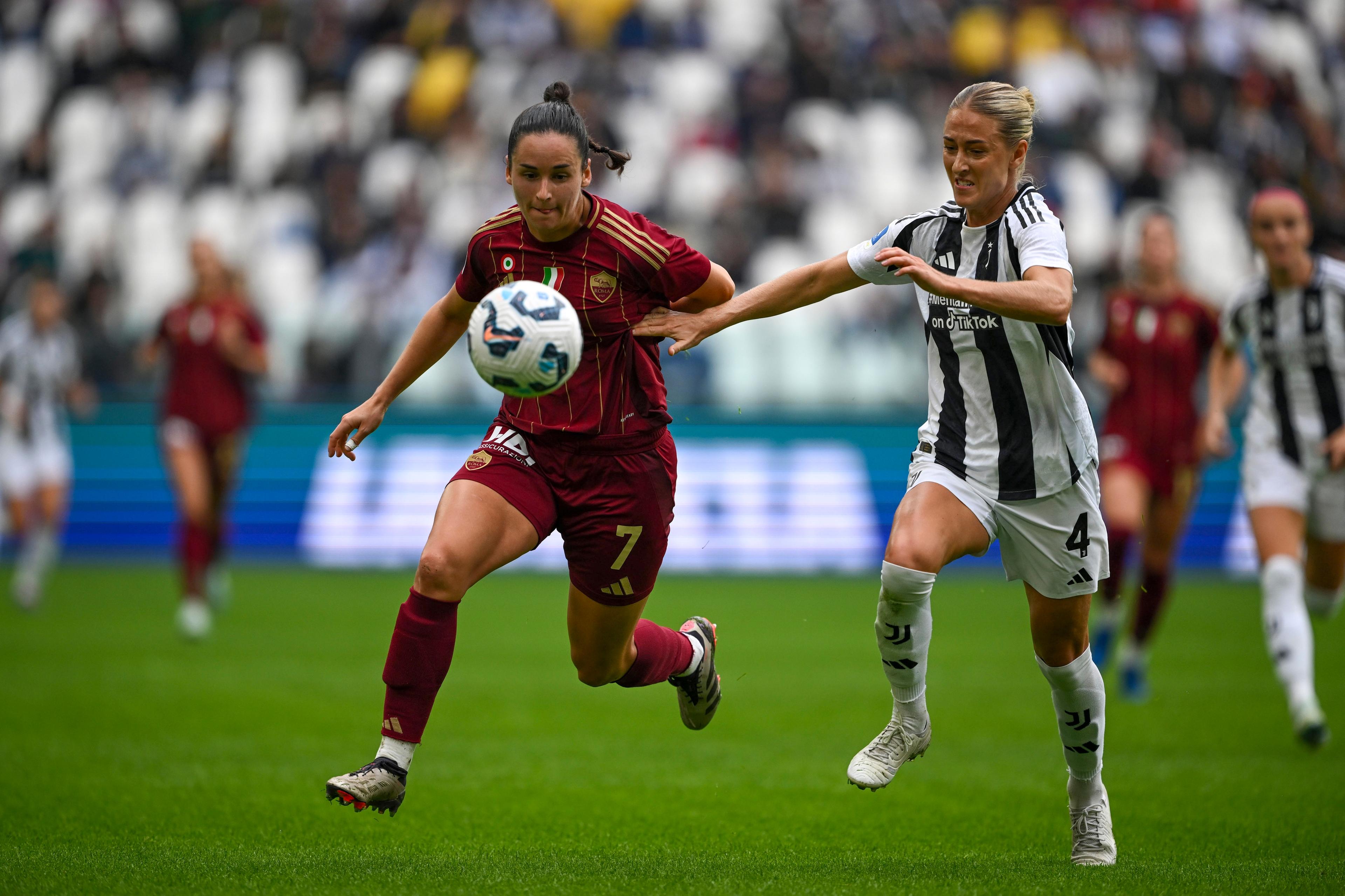 Evelyne Viens (Roma Women)Emma Kullberg (Juventus Women) ; October 13; 2024 - Football : Italian championship 2024 2025 Femminile ; 6°Day; match between Juventus Women 2-1 Roma Women at Allianz Stadium ; Torino, Italy; ;( photo by aicfoto)(ITALY) [0855]