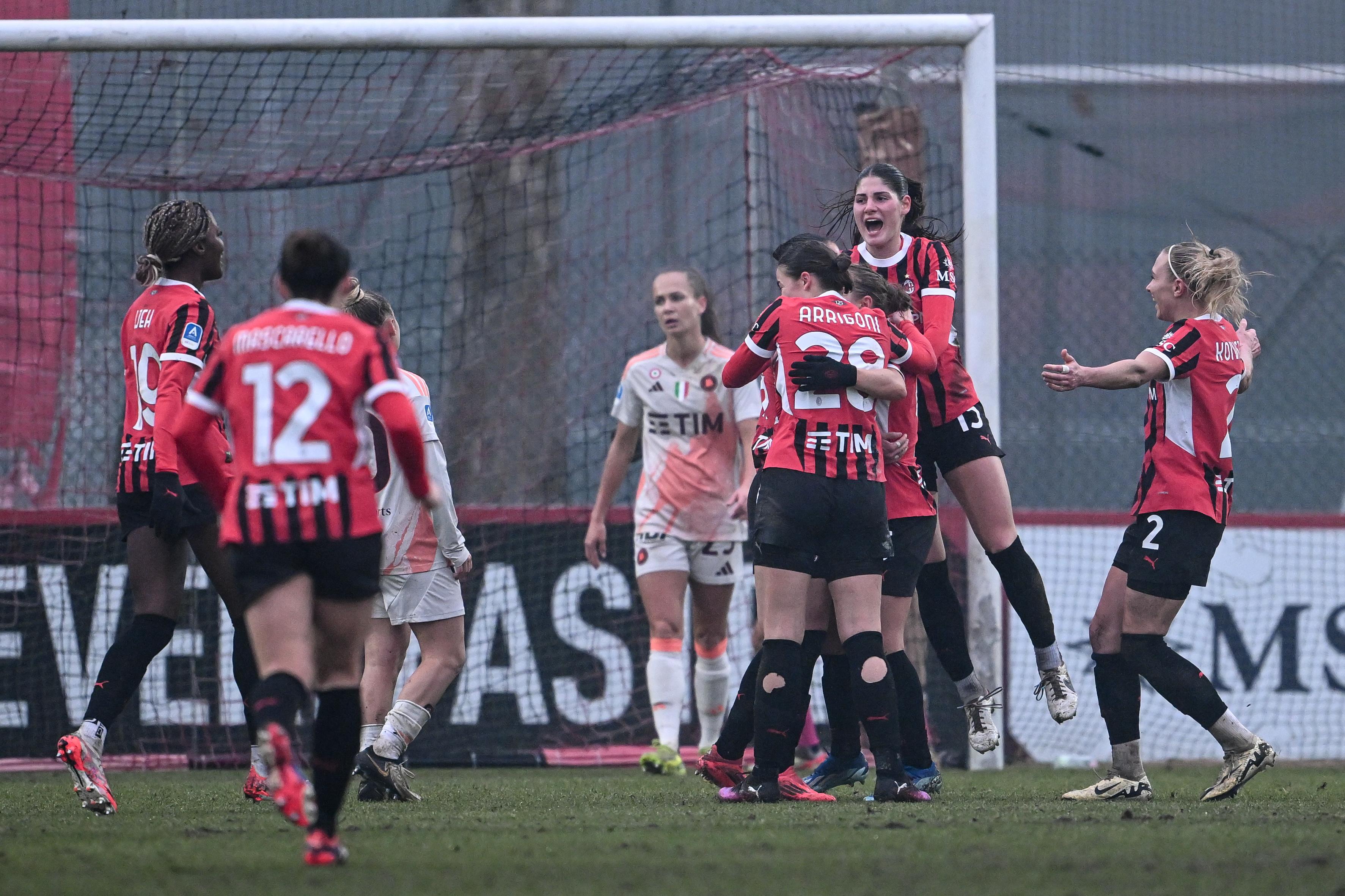 MILAN, ITALY - JANUARY 25: Valentina Cernoia of AC Milan celebrates her goal during the Serie A Women match between AC Milan and AS Roma at Vismara PUMA House of Football on January 25, 2025 in Milan, Italy.  (Photo by Image Photo Agency/Getty Images)