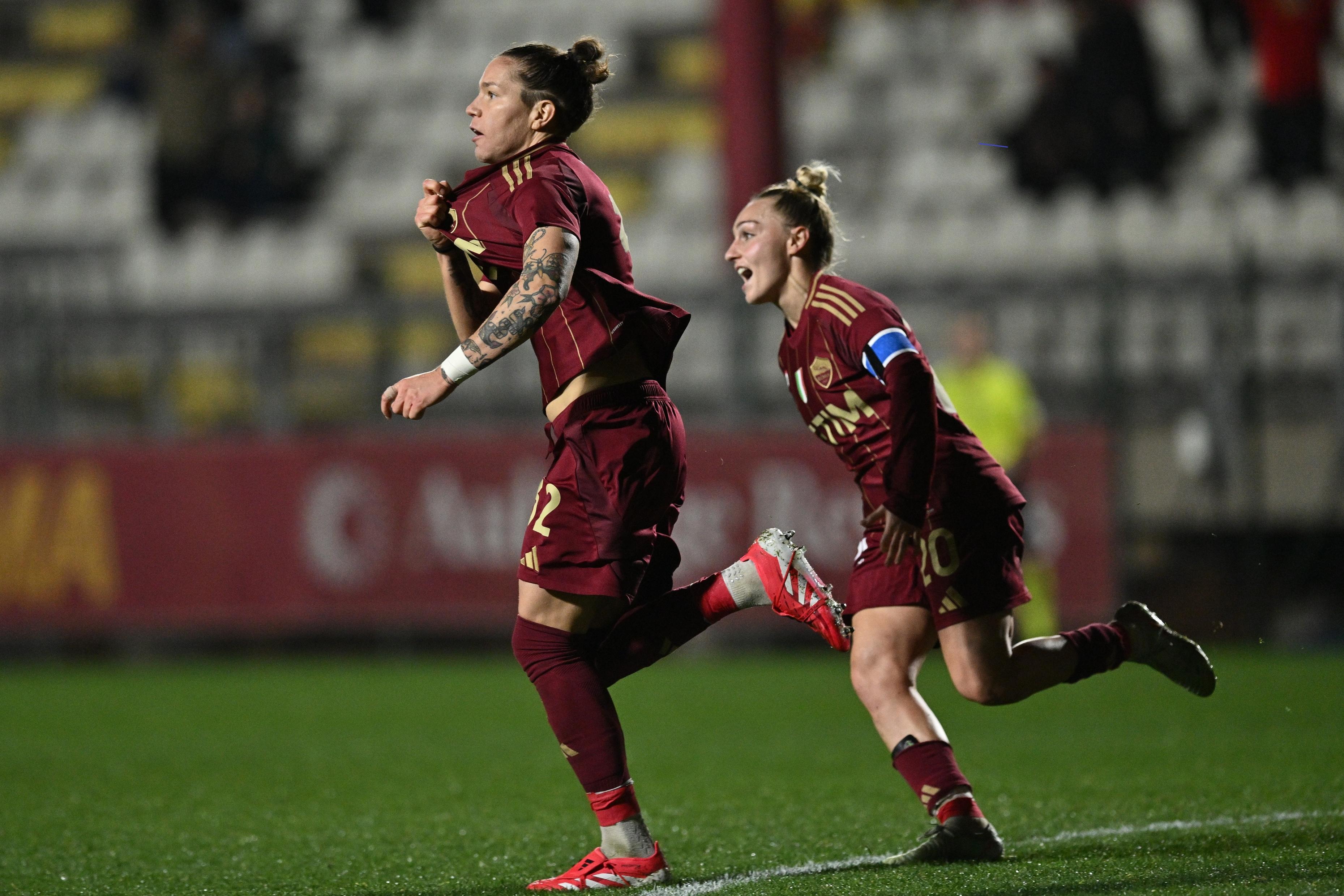 Anche la Roma in semifinale: basta il 2-2 con il Napoli Femminile, Linari evita i supplementari. Giovedì Juventus-Lazio chiude i quarti