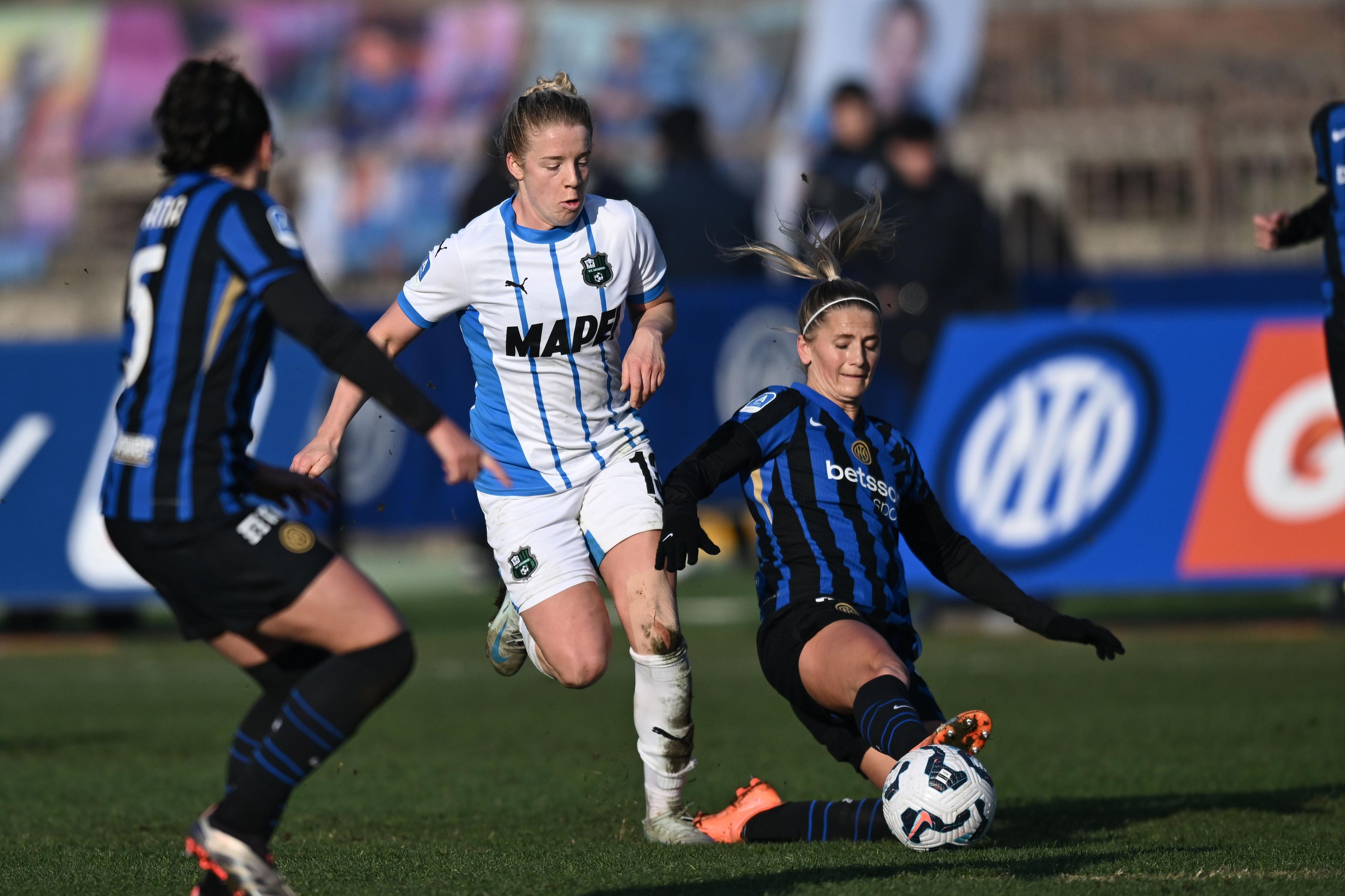 Yoana Yordanova Stankova (Sassuolo Women)Katie Bowen (Inter Women) ; December 15; 2024 - Football : Italian championship 2024 2025 Femminile ; 13°Day; match between Inter Women 3-0 Sassuolo Women at Arena Civica Gianni BreraStadium ; Milano, Italy; ;( photo by aicfoto)(ITALY) [0855]