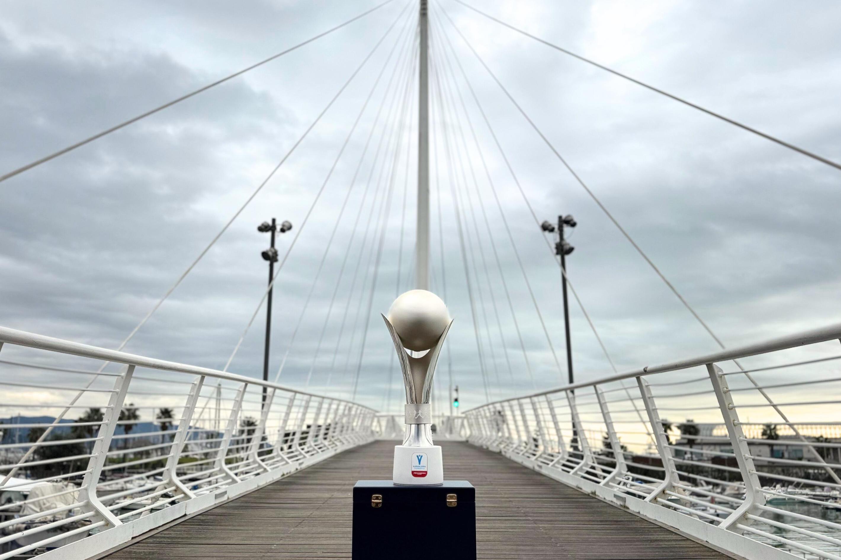 Aspettando il 6 gennaio: prosegue il Trophy Tour della coppa a La Spezia. Dal Ponte Thaon di Revel al Faro Rosso fino a Piazza Mentana
