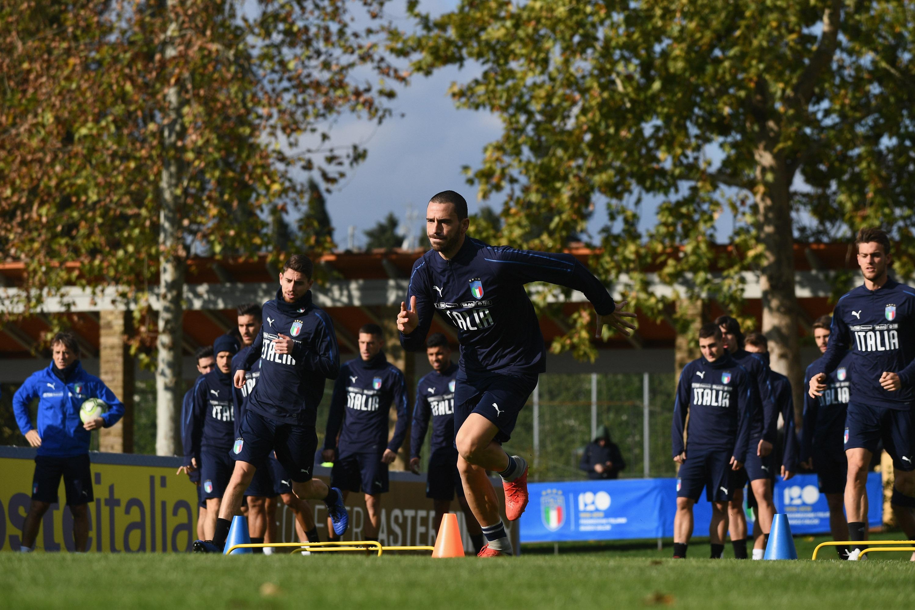 FLORENCE, ITALY - NOVEMBER 16: Leonardo Bonucci warms up during an Italy Training session at Centro Tecnico Federale di Coverciano on November 16, 2018 in Florence, Italy. (Photo by Claudio Villa/Getty Images)