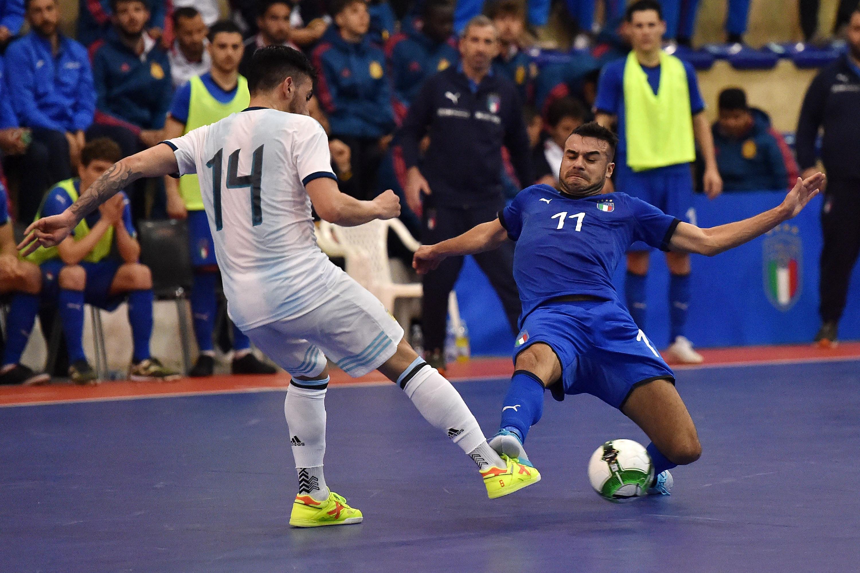 PESCARA, ITALY - APRIL 14: Pablo Taborda of Argentina and Julio De Oliveira of Italy in action during the International Futsal Tournament match between Italy and Argentina on April 14, 2019 in Pescara, Italy.  (Photo by Giuseppe Bellini/Getty Images)