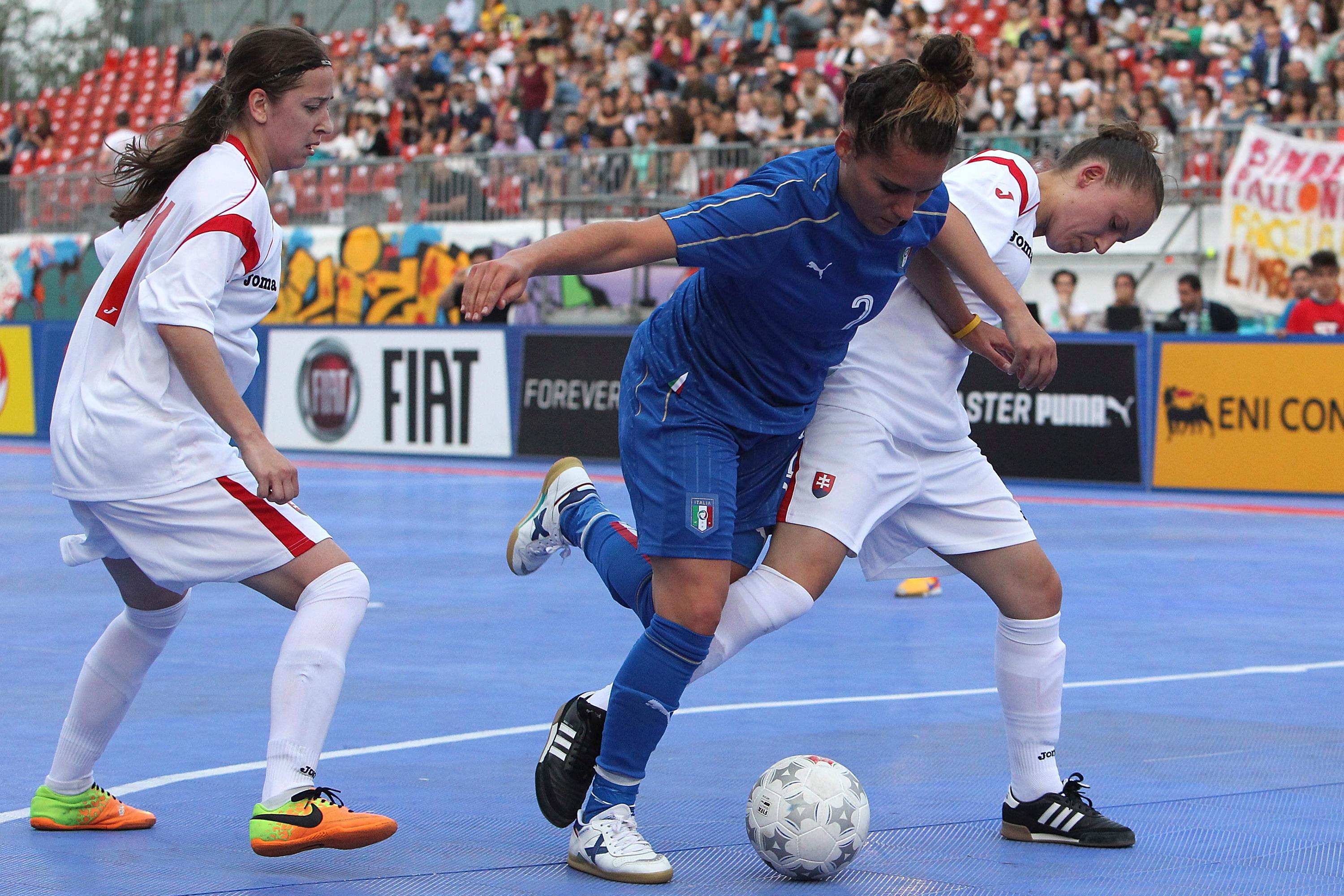 ASSAGO, ITALY - JUNE 13: Arianna Pomposelli (C) of Italy is challenged during the Women\\'s International Futsal friendly match between Italy and Slovakia on June 13, 2016 in Assago, Italy. (Photo by Marco Luzzani/Getty Images)