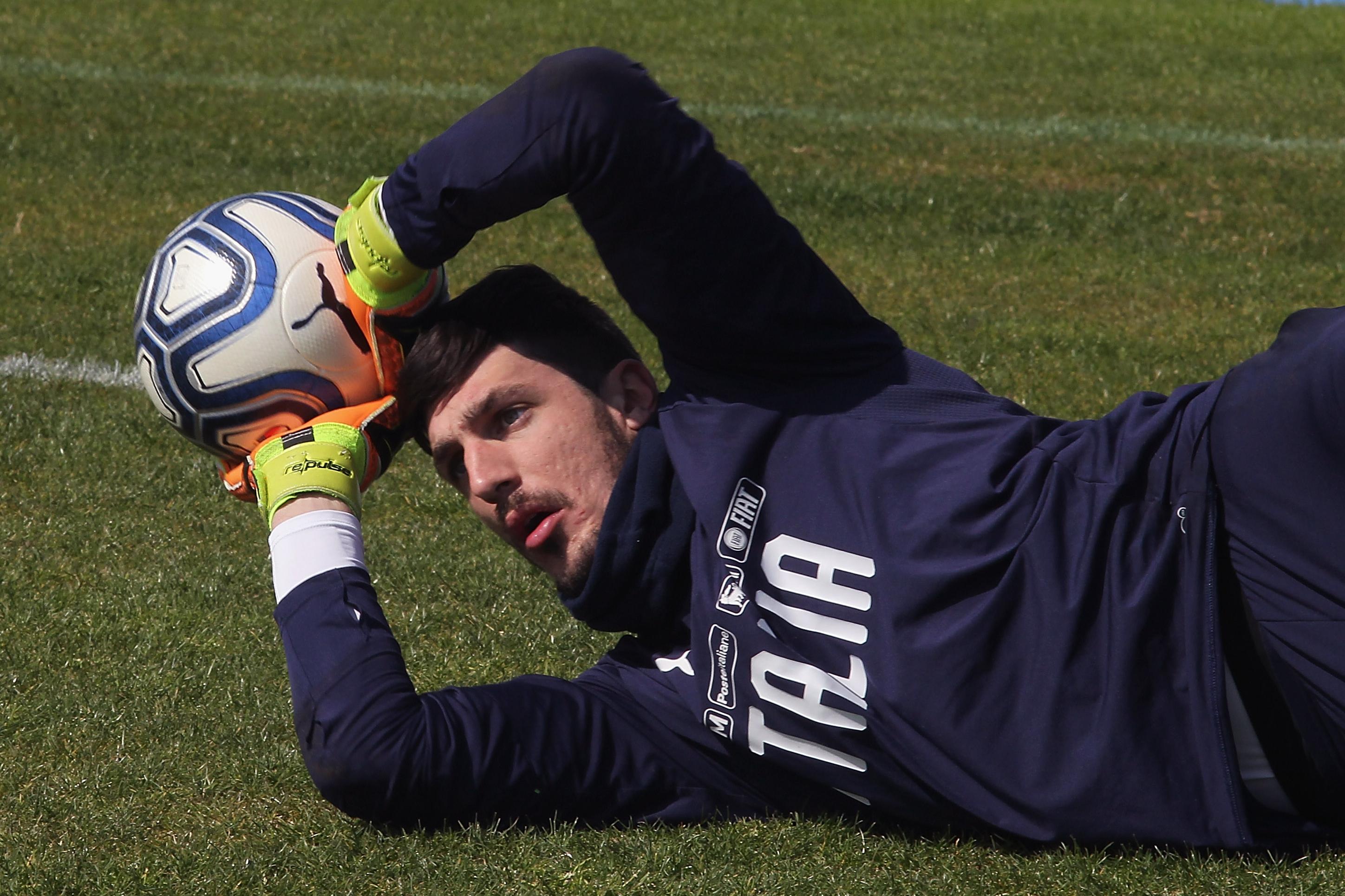 ROME, ITALY - MARCH 24: Simone Scuffet of Italy U21 in action during the Italy U21 training session on March 24, 2018 in Rome, Italy. (Photo by Paolo Bruno/Getty Images)