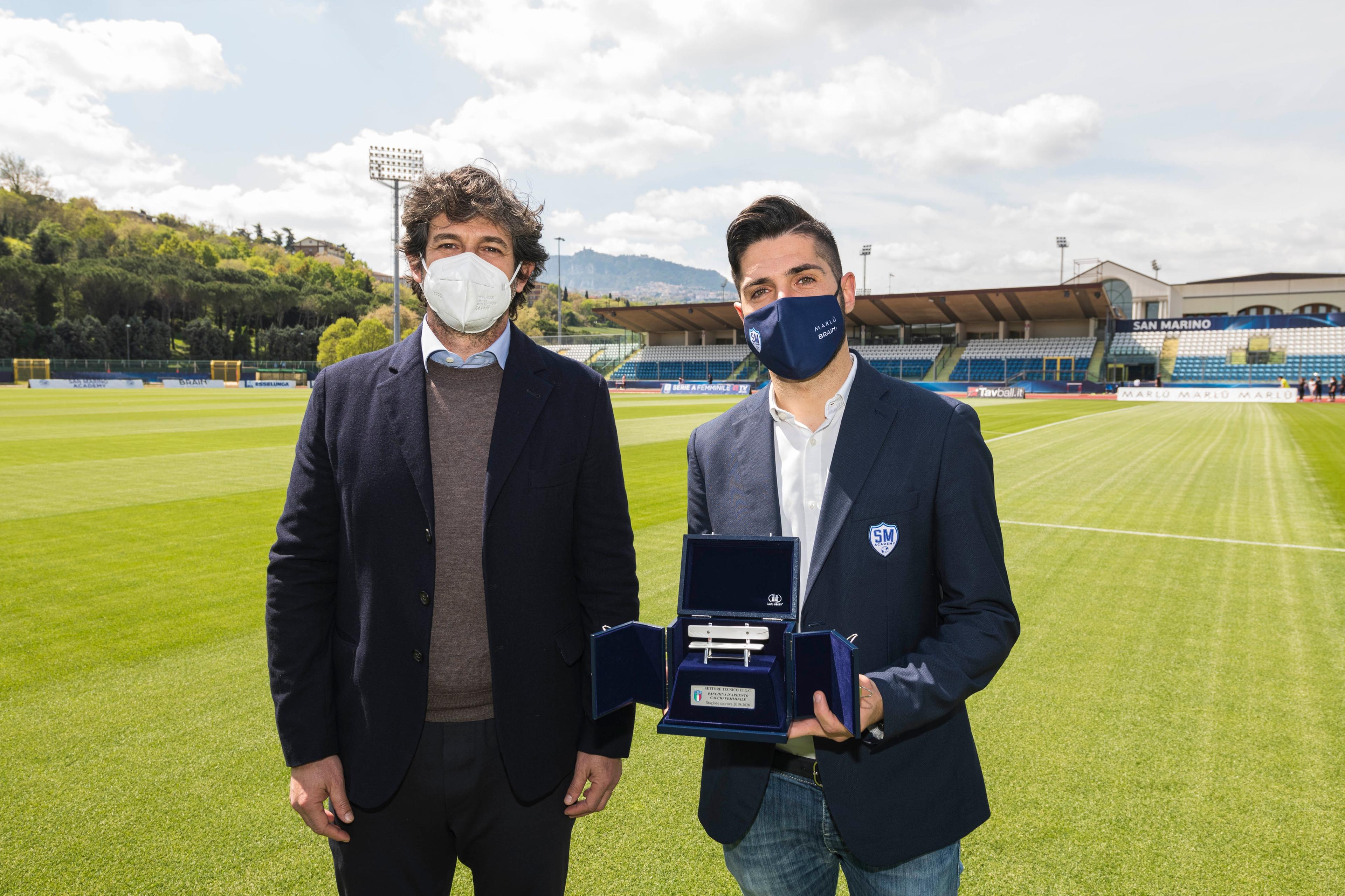 San Marino Alain Conte riceve la Panchina d’argento Calcio Femminile 2019-20 da Demetrio Albertini Ph©FPF/Filippo Pruccoli
