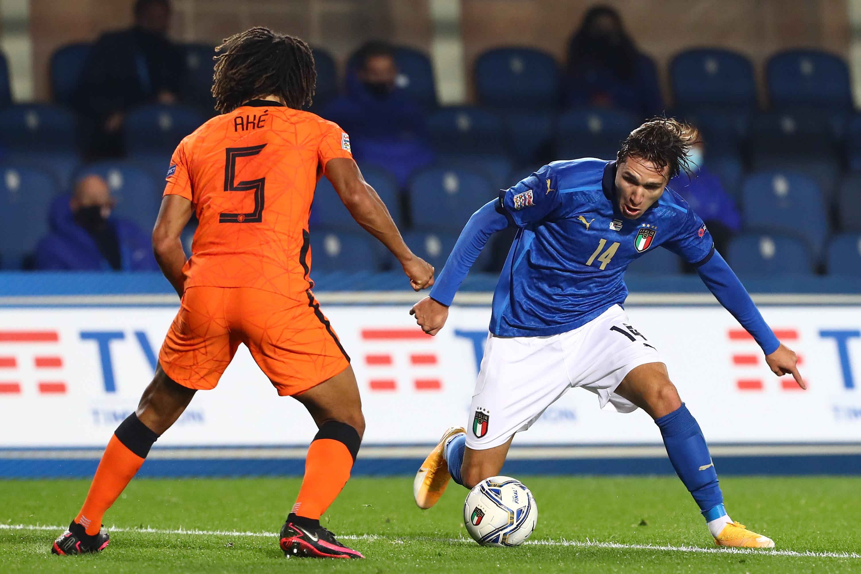 BERGAMO, ITALY - OCTOBER 14:  Federico Chiesa of Italy competes for the ball with Nathan Ak\\u00E9 of Netherlands during the UEFA Nations League group stage match between Italy and Netherlands at Stadio Atleti Azzurri d\\'Italia on October 14, 2020 in Bergamo, Italy.  (Photo by Marco Luzzani/Getty Images) *** Local Caption *** Federico Chiesa; Nathan Ak\\u00E9