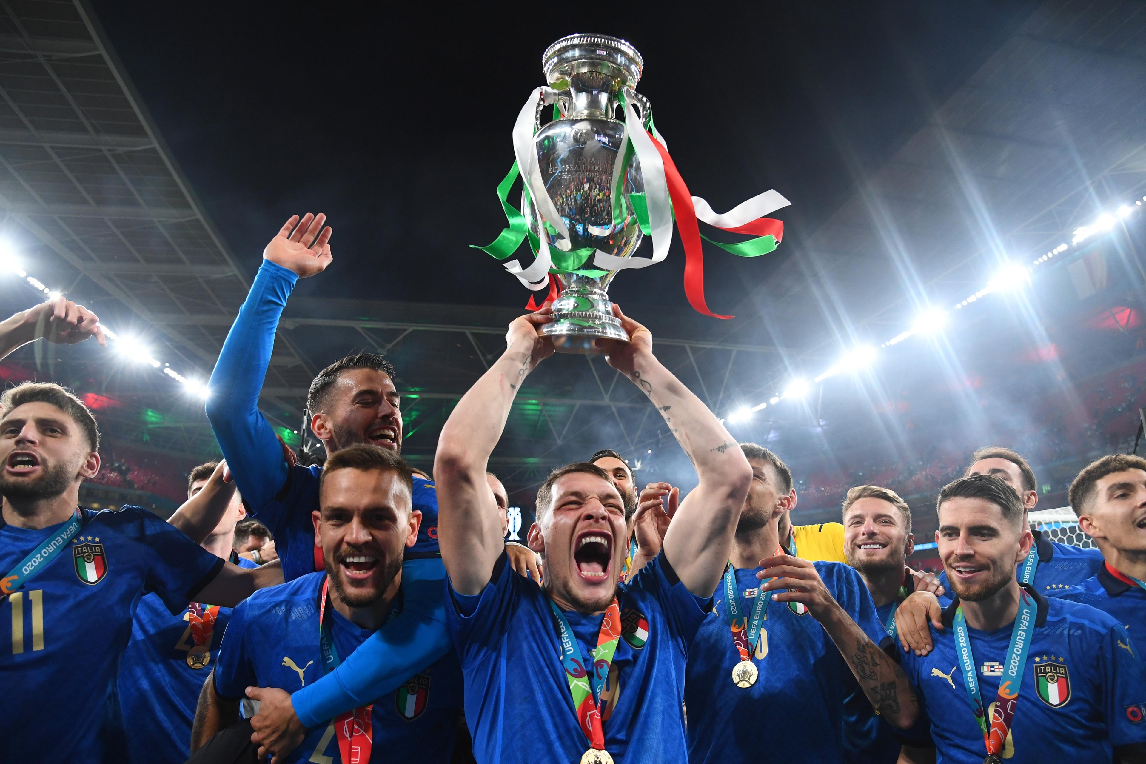 LONDON, ENGLAND - JULY 11: Players of Italy celebrate their side\\'s victory after the UEFA Euro 2020 Championship Final between Italy and England at Wembley Stadium on July 11, 2021 in London, England. (Photo by Claudio Villa/Getty Images)