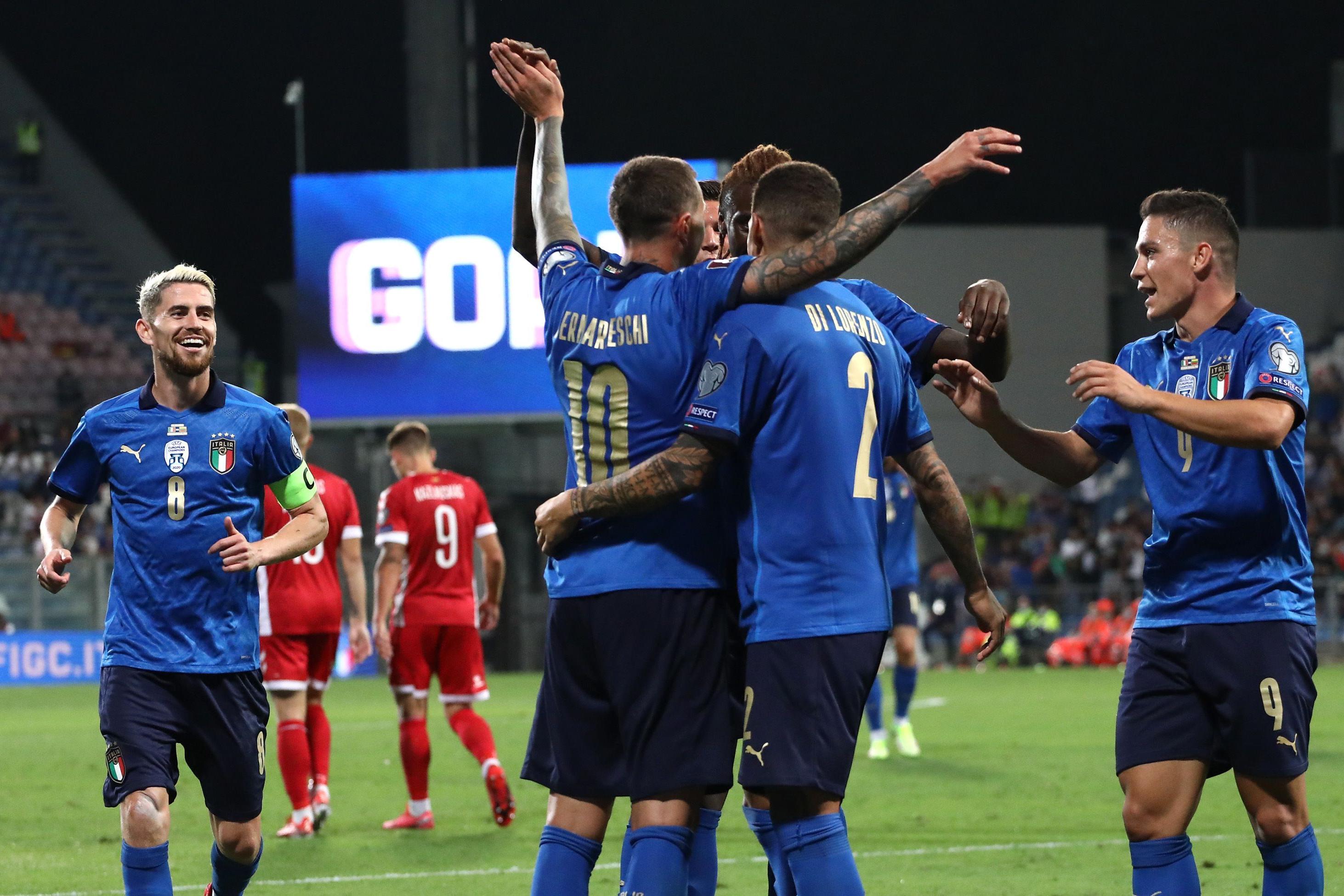 REGGIO NELL\\'EMILIA, ITALY - SEPTEMBER 08: Giovanni Di Lorenzo #2 of Italy celebrates his goal with his team-mates during the 2022 FIFA World Cup Qualifier match between Italy and Lithuania at Mapei Stadium - Citta\\' del Tricolore on September 08, 2021 in Reggio nell\\'Emilia, . (Photo by Marco Luzzani/Getty Images)