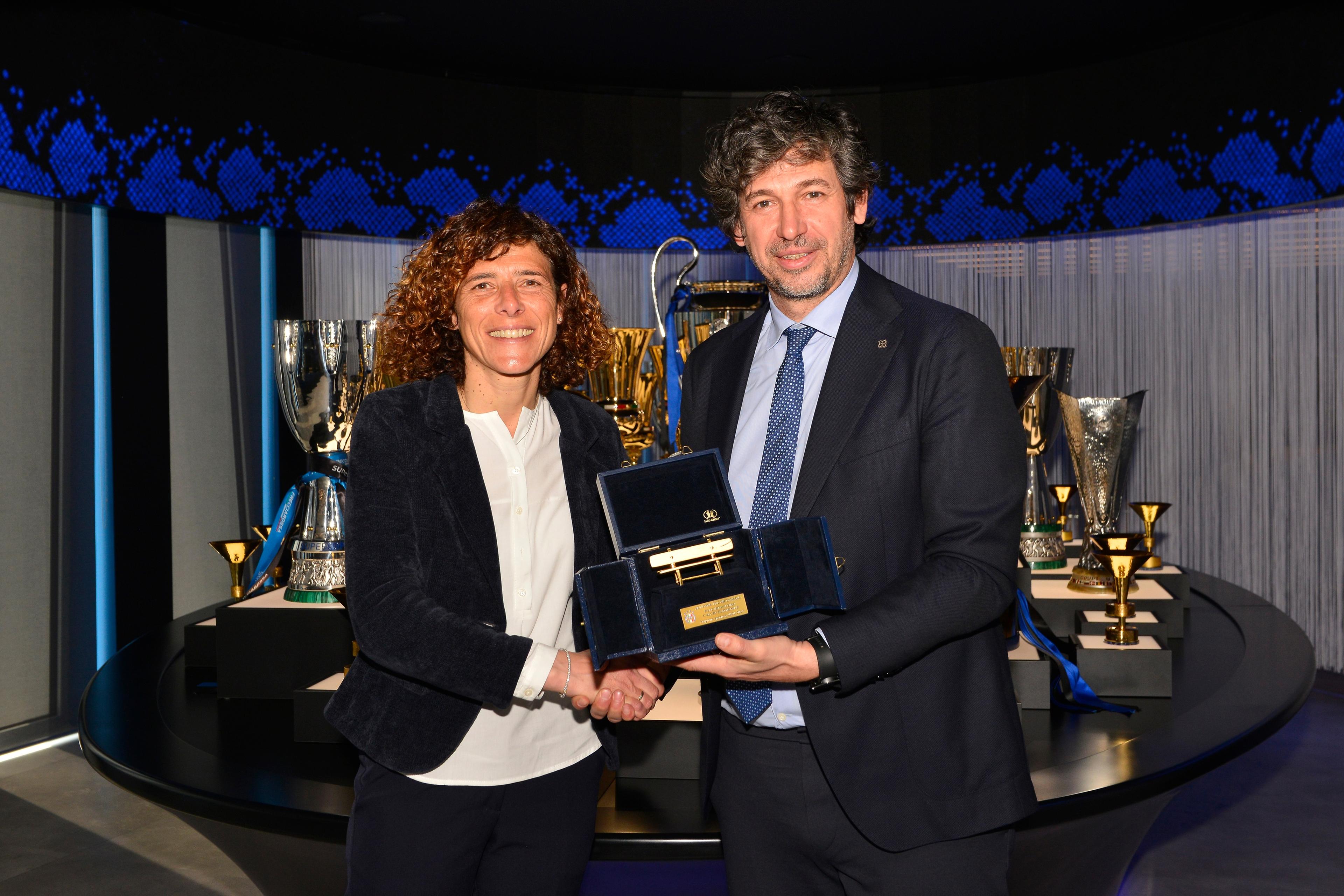 Panchina d’oro per la Serie A femminile, consegnato il premio da Demetrio Albertini a Rita Guarino