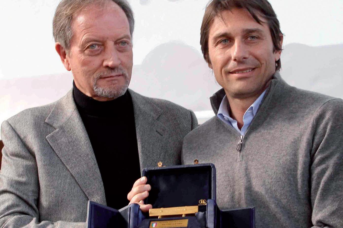 Panchina d'oro per la stagione 2011/2012: vince Conte. A Zeman la Panchina d'argento