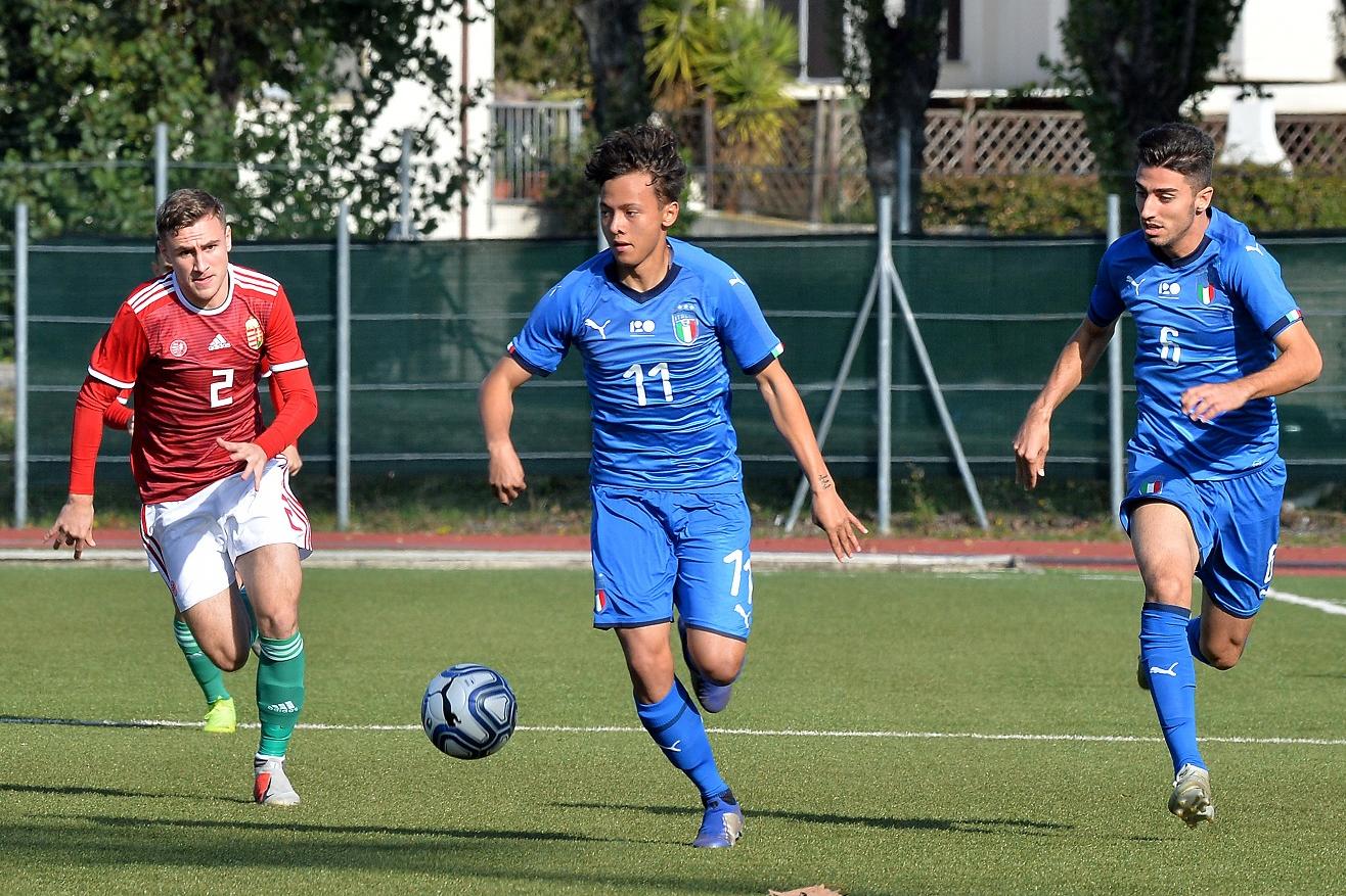 RECANATI, ITALY - NOVEMBER 16: Emanuel Vignato (C) of Italy runs off the ball during the International Friendly match between Italy U19 and Hungary U19 on November 16, 2018 in Recanati, Italy. (Photo by Getty Images/Getty Images)