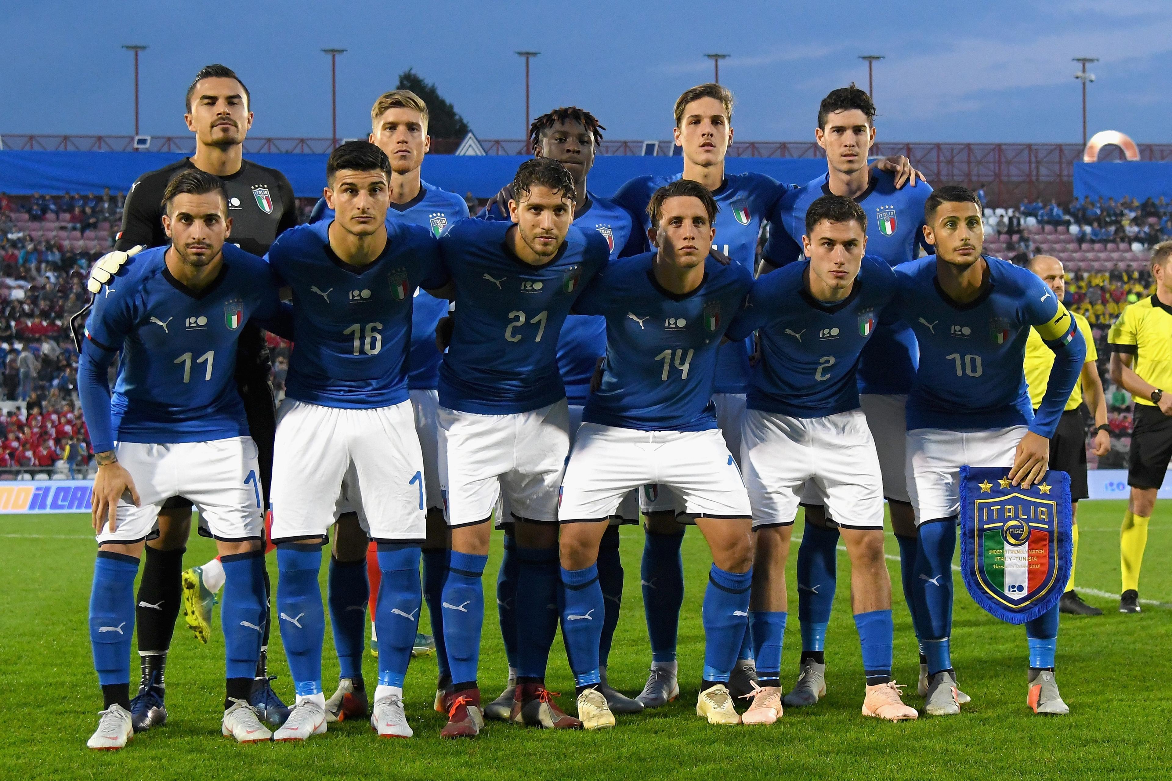 VICENZA, ITALY - OCTOBER 15: Italy U21 team line up before the International Friendly match between Italy U21 and Tunisia U21 at Stadio Romeo Menti on October 15, 2018 in Vicenza, Italy.  (Photo by Alessandro Sabattini/Getty Images)