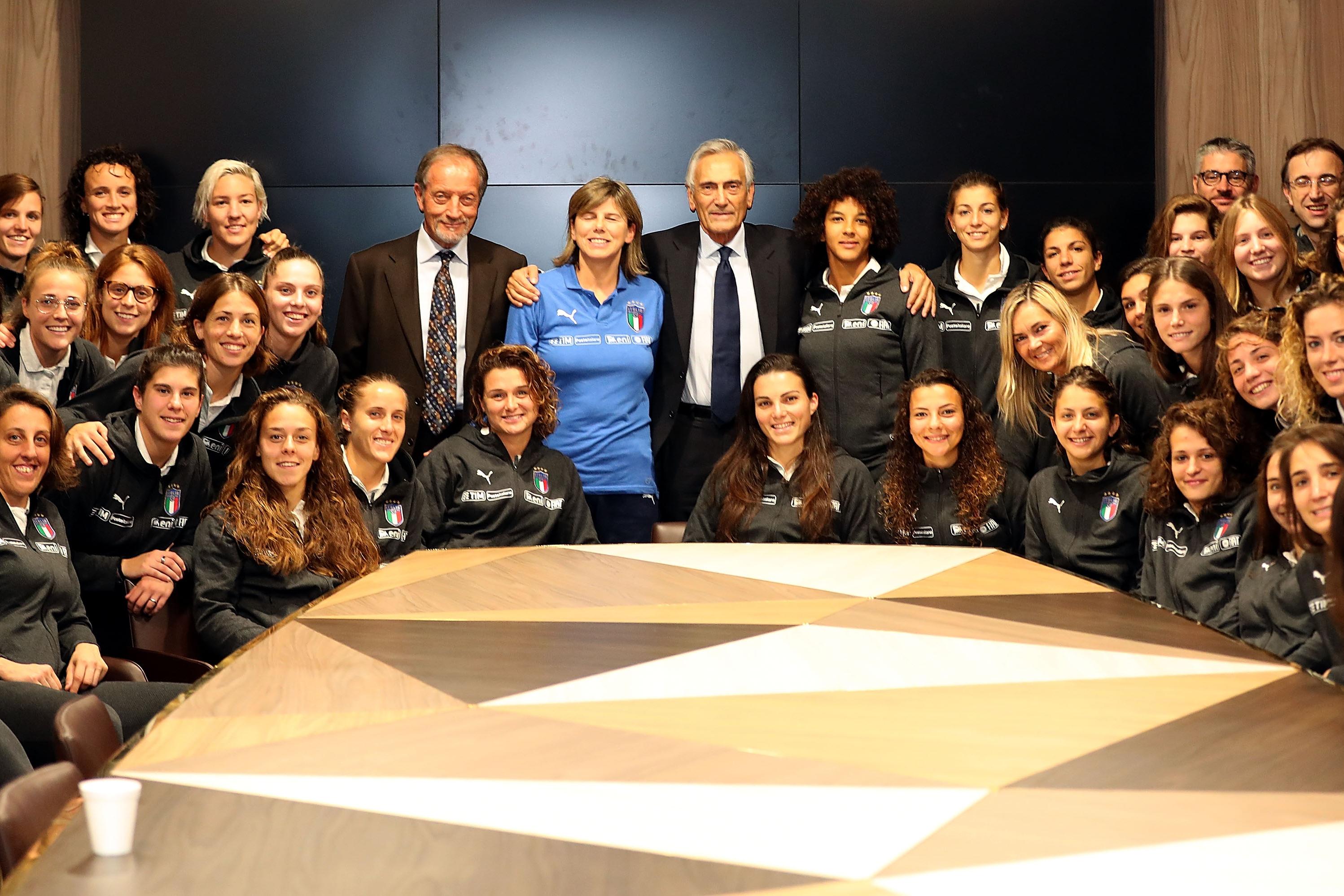Gravina nel ritiro delle Azzurre: \"L’attenzione su di voi è massima, continuate con la stessa tenacia e passione\"
