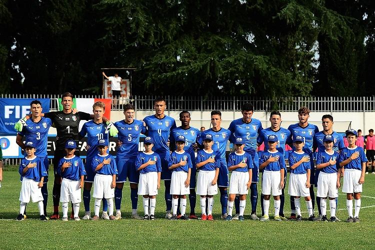 CASTEL SAN PIETRO TERME, ITALY - SEPTEMBER 07:  Players of Italy U19 line up prior the beginning of the friendly match between Italy U19 and Portugal U19 on September 7, 2018 in Castel San Pietro Terme, Italy.  (Photo by Mario Carlini / Iguana Press/Getty Images)