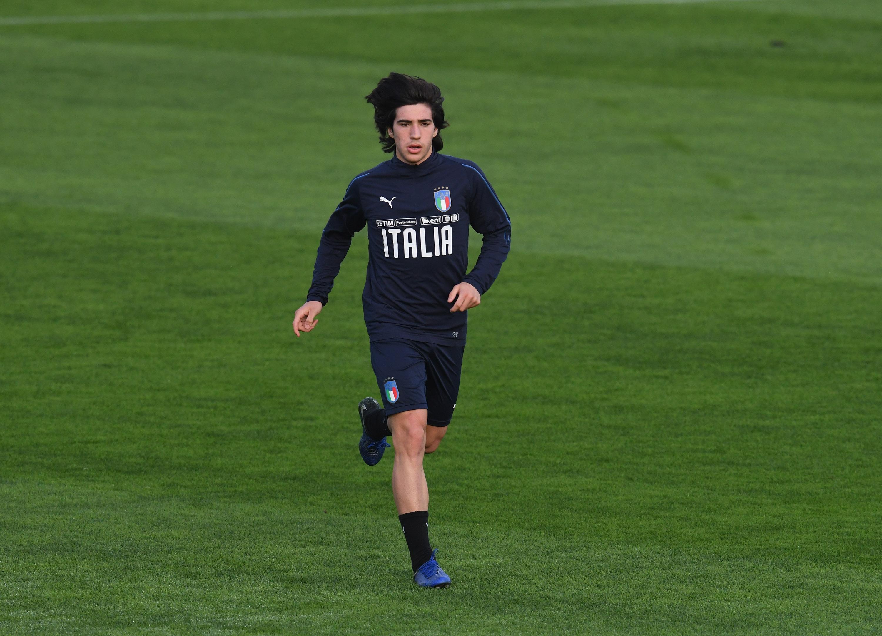 FLORENCE, ITALY - NOVEMBER 12: Sandro Tonali of Italy in action during a training session at Centro Tecnico Federale di Coverciano on November 12, 2018 in Florence, Italy. (Photo by Claudio Villa/Getty Images)