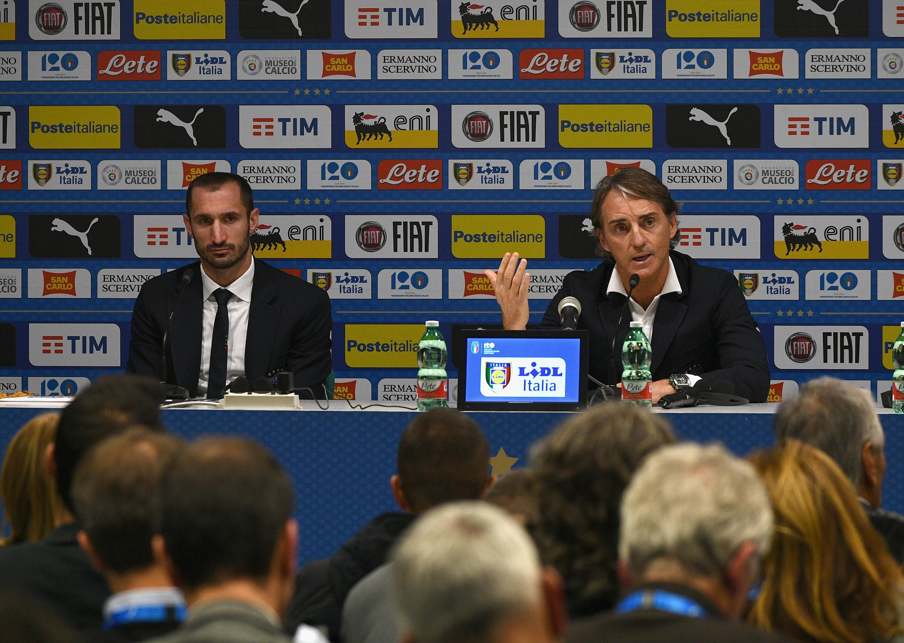MILAN, ITALY - NOVEMBER 16: Head coach Italy Roberto Mancini and Giorgio Chiellini of Italy speak with the media during press conference at Stadio Giuseppe Meazza on November 16, 2018 in Milan, Italy. (Photo by Claudio Villa/Getty Images)