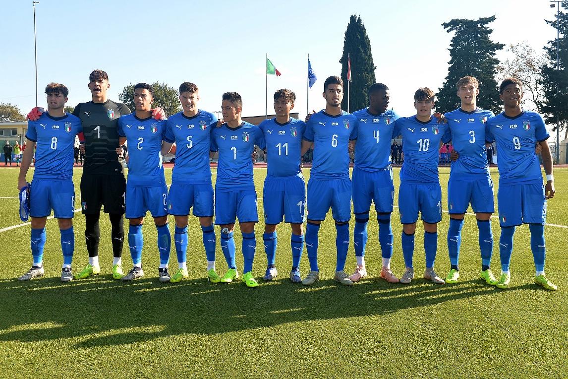 RECANATI, ITALY - NOVEMBER 16: Italy team lines up during the International Friendly match between Italy U19 and Hungary U19 on November 16, 2018 in Recanati, Italy. (Photo by Getty Images/Getty Images)