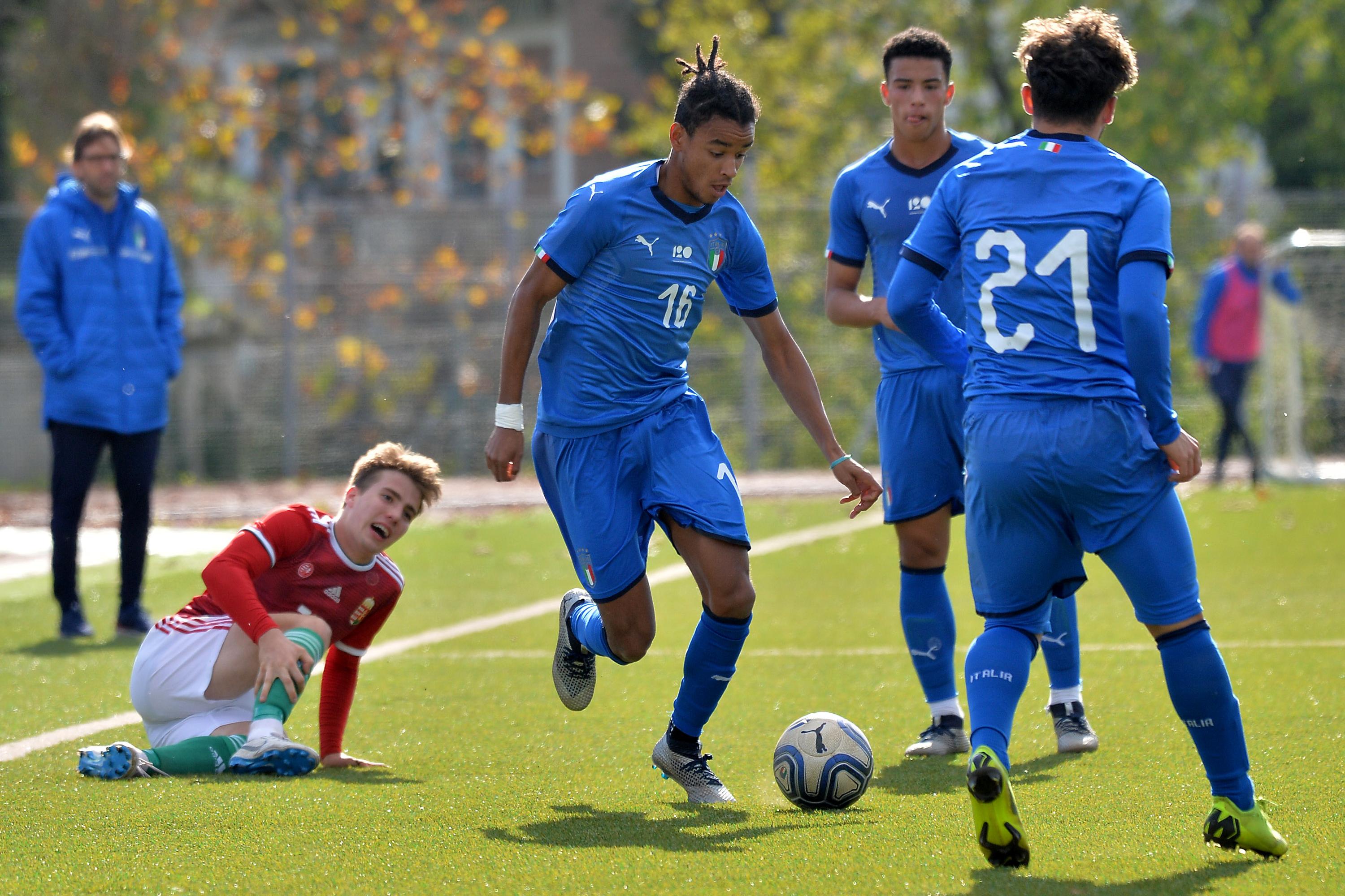 RECANATI, ITALY - NOVEMBER 16: Thomas Schir\\u00F2 of Italy runs with the ball during the International Friendly match between Italy U19 and Hungary U19 on November 16, 2018 in Recanati, Italy. (Photo by Getty Images/Getty Images)