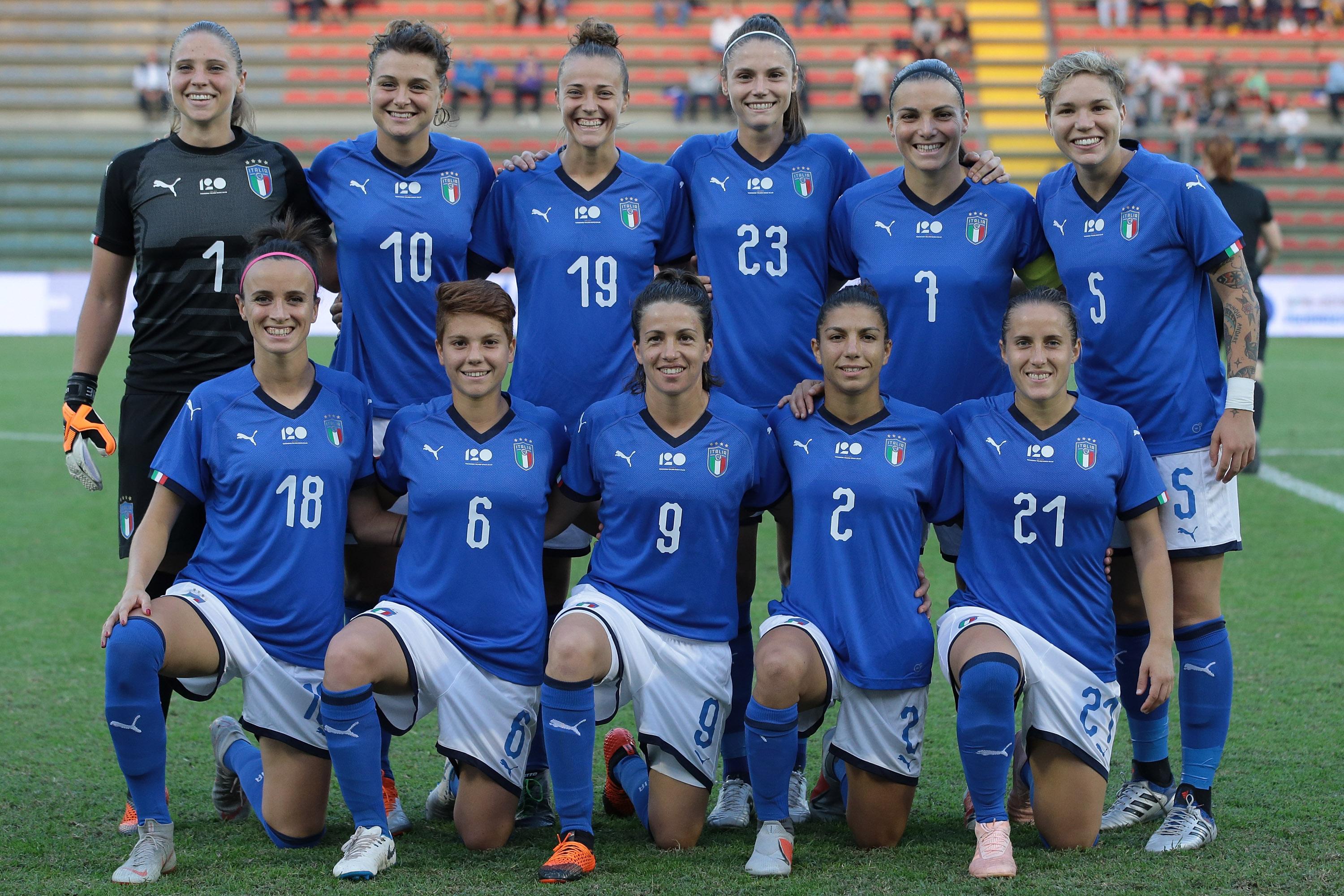 CREMONA, ITALY - OCTOBER 09:  Italy team line up during the International Friendly match between Italy Women and Sweden Women at Stadio Giovanni Zini on October 9, 2018 in Cremona, Italy.  (Photo by Emilio Andreoli/Getty Images)