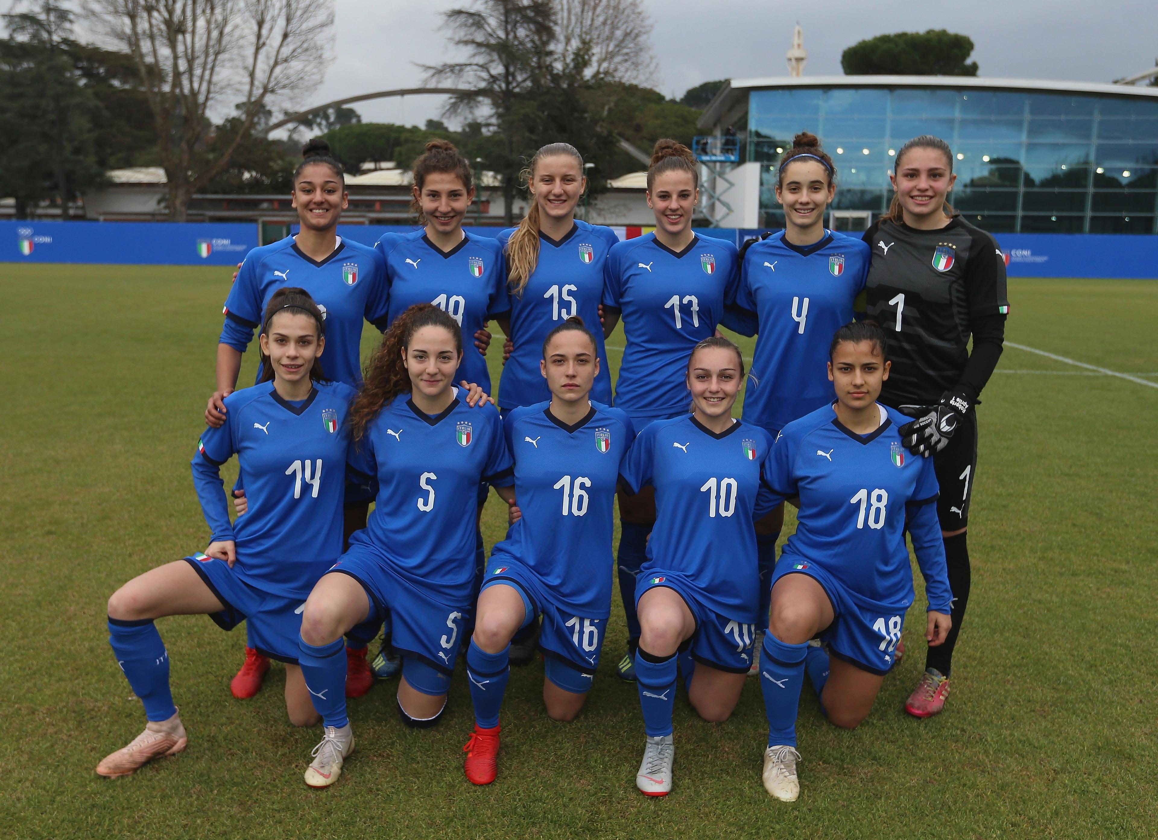 ROME, ITALY - JANUARY 17: Italy team poses during the friendly match between Italy women U19 and Republic of Ireland women U19 at 'Giulio Onesti' sport center on January 17, 2019 in Rome, Italy. (Photo by Paolo Bruno/Getty Images)