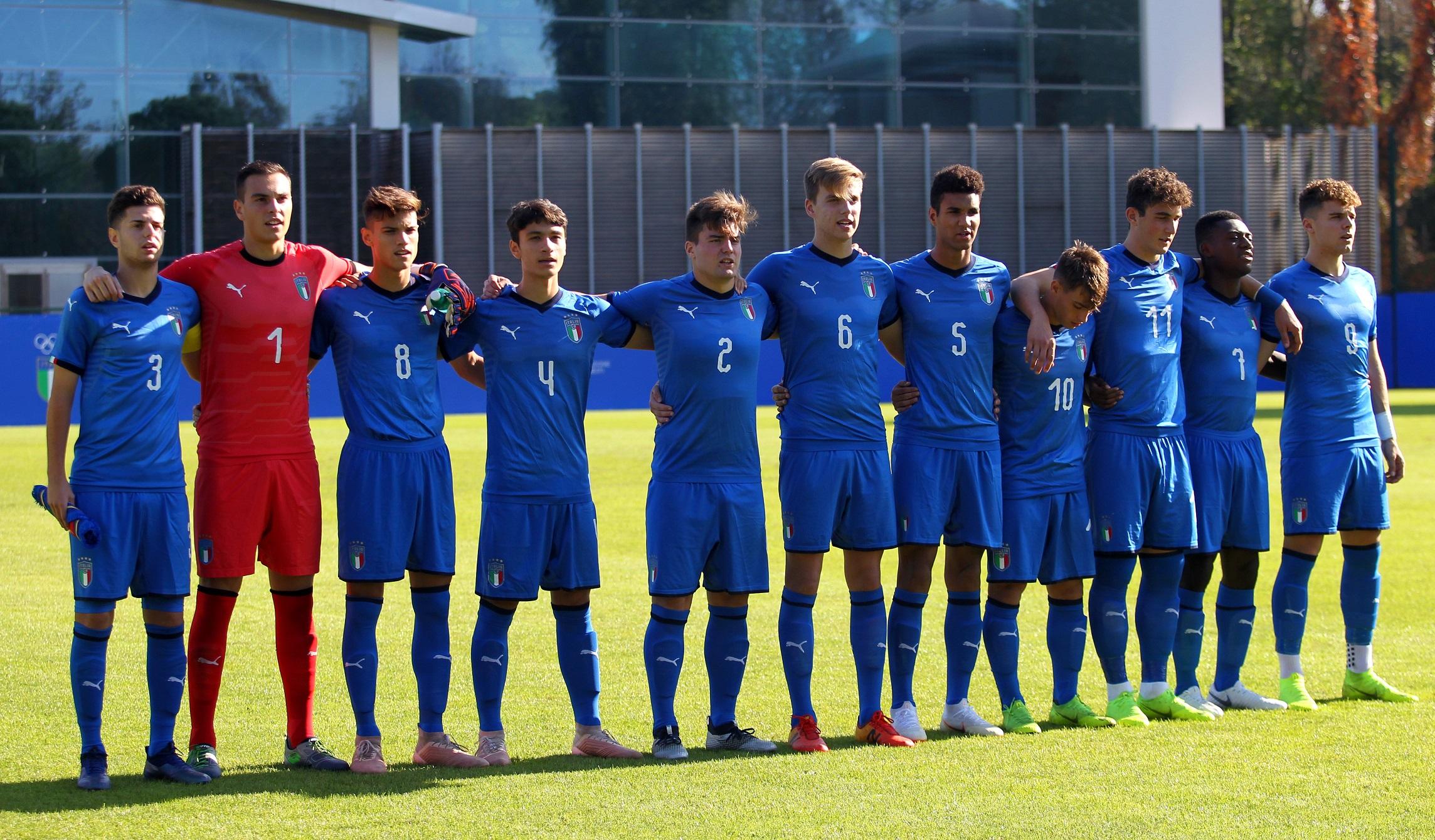 ROME, ITALY - NOVEMBER 16: Italy U18 players stand on the line up during the friendly match between Italy U18 and Czech Republic U18 at Acqua Acetosa Sport Center on November 16, 2018 in Rome, Italy. (Photo by Paolo Bruno/Getty Images)
