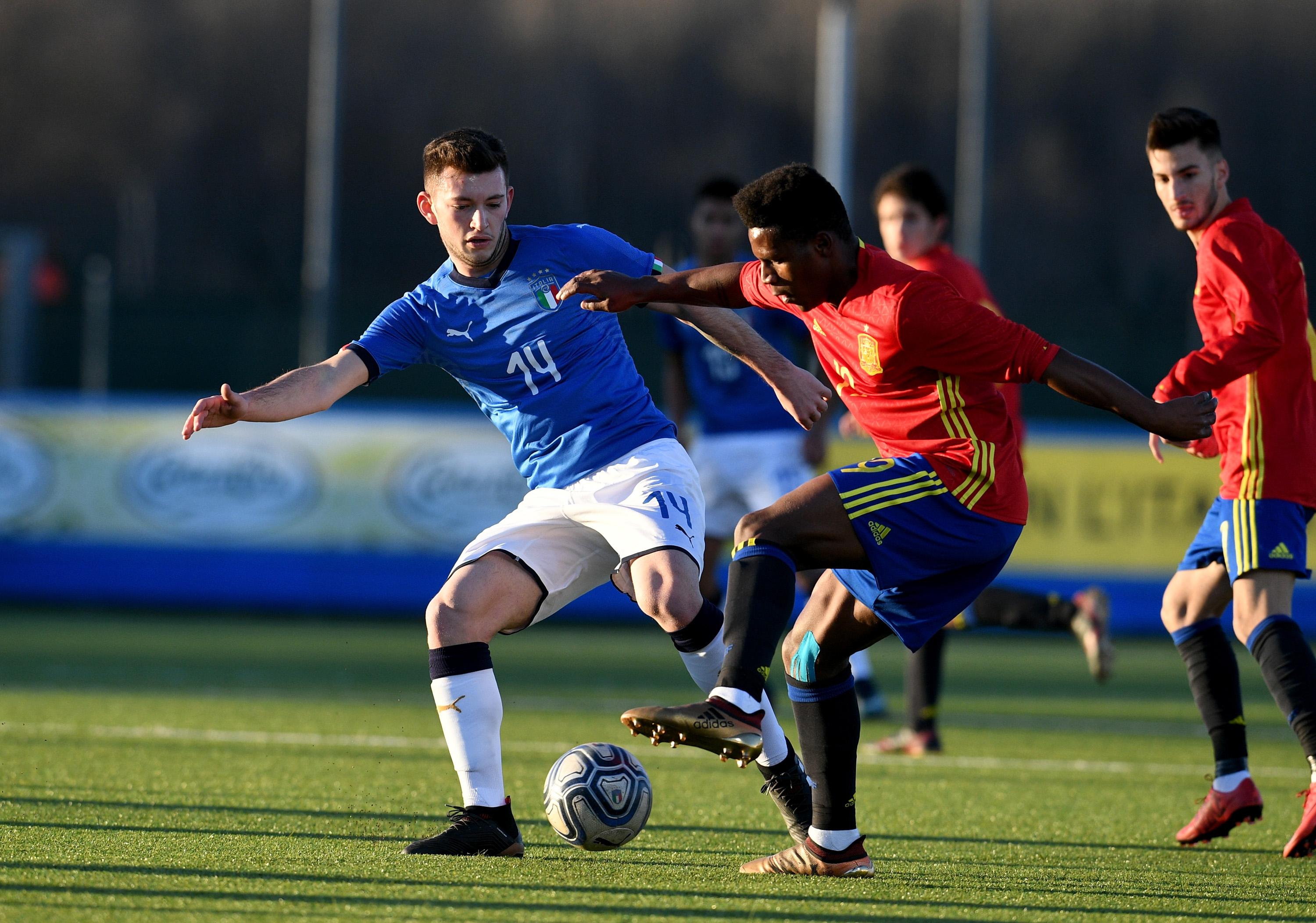 VINOVO, ITALY - JANUARY 17: Mattia Sandri of Italy (L) in action during the U17 International Friendly match between Italy and Spain at Juventus Center Vinovo on January 17, 2018 in Vinovo, Italy. (Photo by Claudio Villa/Getty Images)