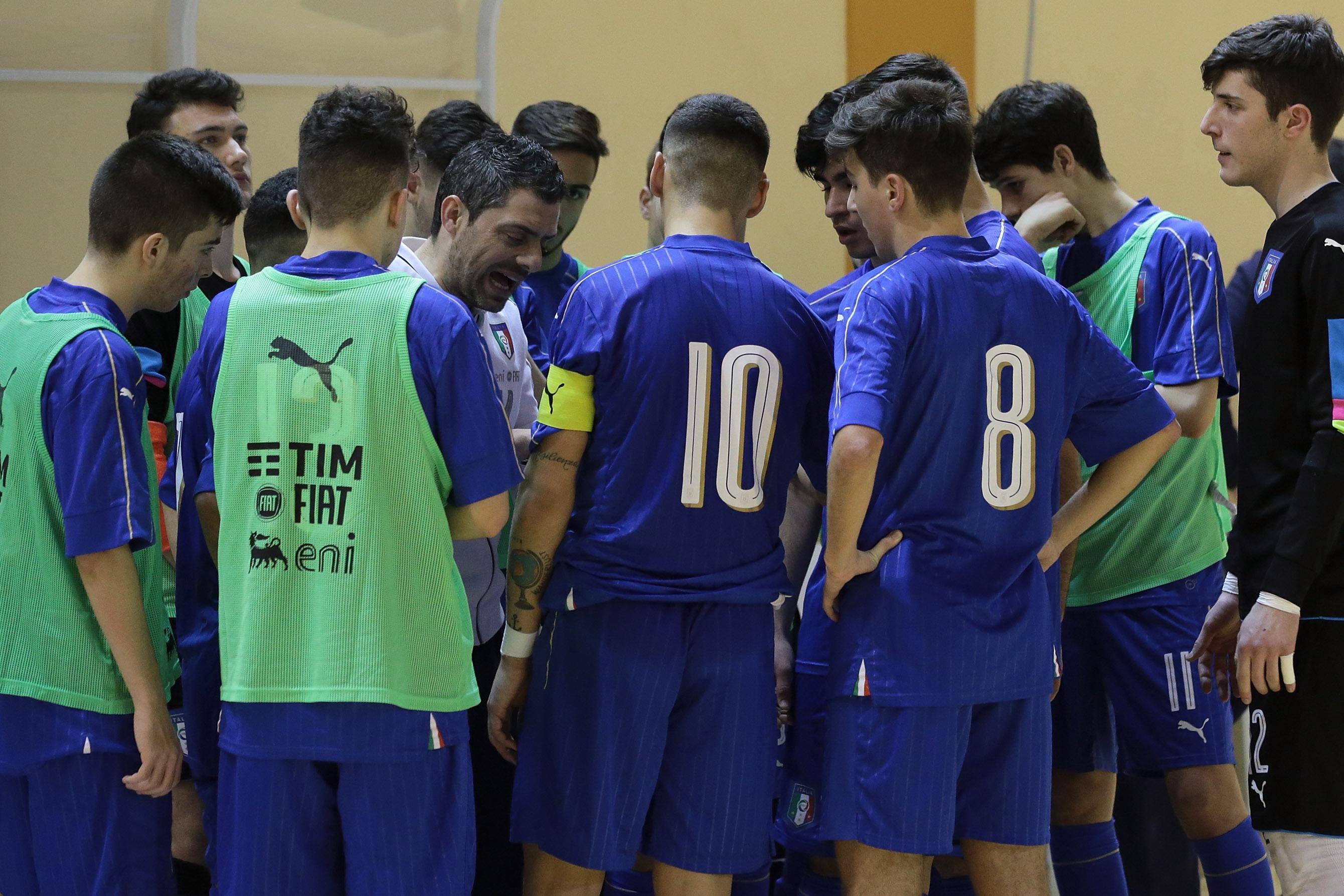 NOVARA, ITALY - FEBRUARY 20: Italy coach Carmine Tarantino speaks with his players during the Futsal International Friendly match between Italy U19 and Serbia U19 at Novarello Training Center on February 20, 2018 in Novara, Italy. (Photo by Emilio Andreoli/Getty Images)
