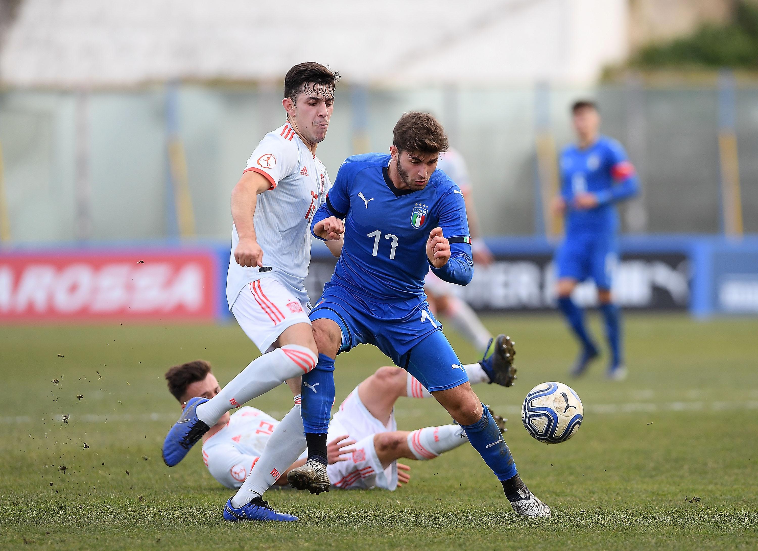 CASERTA, ITALY - JANUARY 16: Manolo Portanova of Italy U19 vies Aitor Paredes of Spain U19 during the International Friendly match between Italy U19 and Spain U19 on January 16, 2019 in Caserta, Italy. (Photo by Francesco Pecoraro/Getty Images)