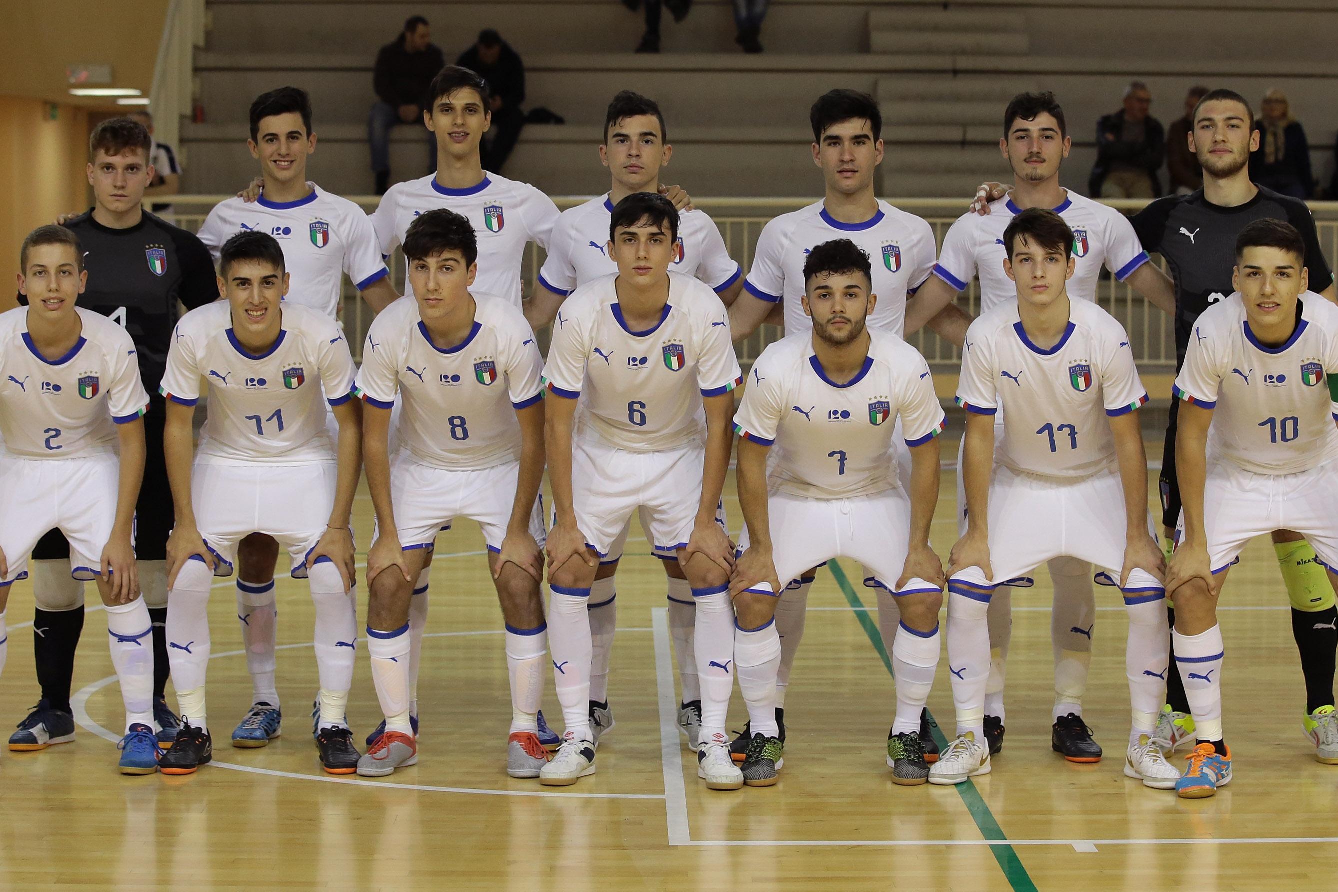 NOVARA, ITALY - NOVEMBER 14:  Italy team line up prior to the Futsal International Friendly match between Italy U19 and Slovakia U19 at Novarello Training Center on November 14, 2018 in Novara, Italy.  (Photo by Emilio Andreoli/Getty Images)