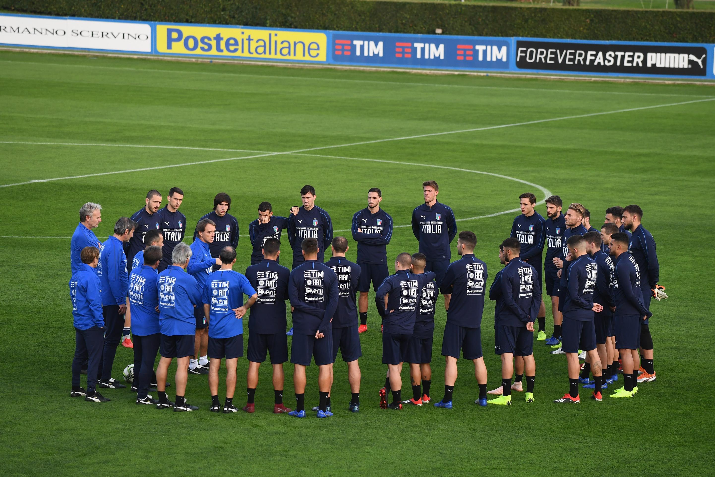 FLORENCE, ITALY - NOVEMBER 12: Head coach Italy Roberto Mancini reacts during a training session at Centro Tecnico Federale di Coverciano on November 12, 2018 in Florence, Italy. (Photo by Claudio Villa/Getty Images)