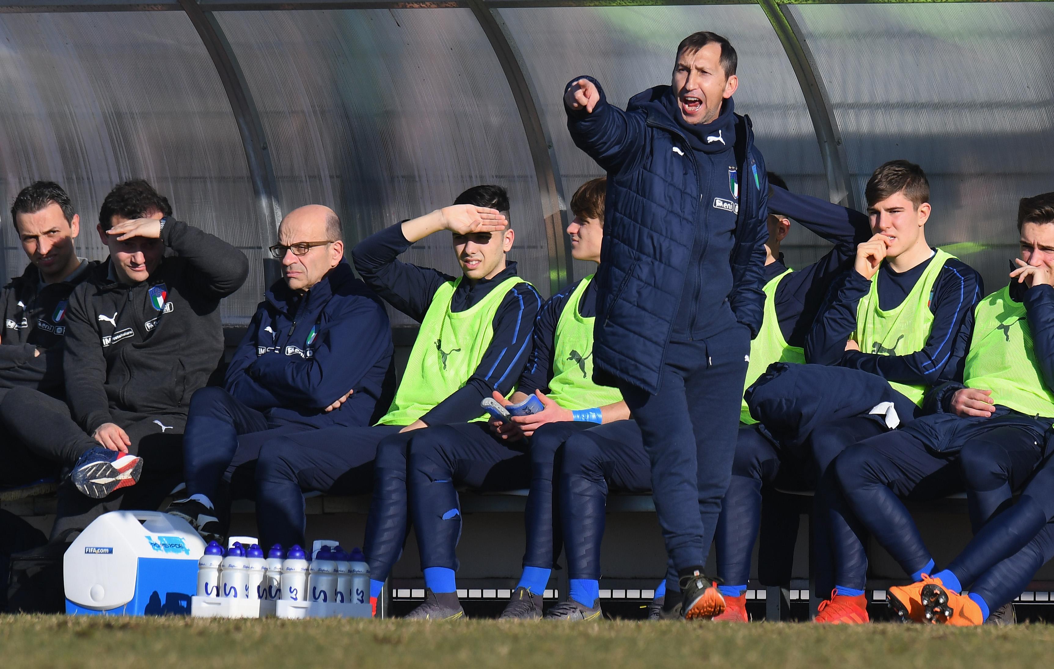 BRUGNERA, ITALY - FEBRUARY 12: Carmine Nunziata head coach of Italy U17 issues instructions to his players during the International Friendly match between Italy U17 and Serbia U17 at on February 12, 2019 in Tamai di Brugnera, Italy. (Photo by Alessandro Sabattini/Getty Images)