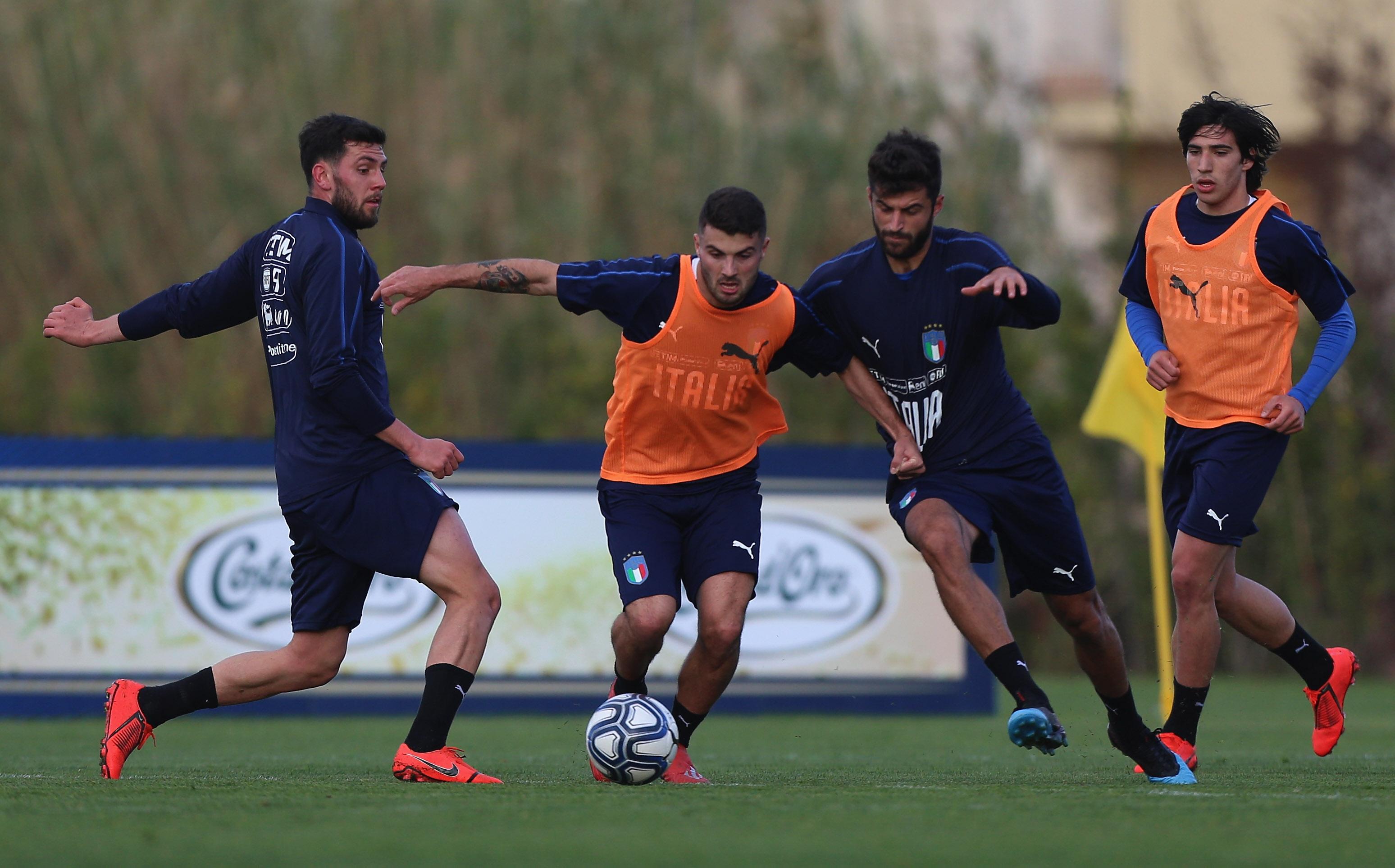 ROME, ITALY - MARCH 18: (L-R) Arturo Calabresi, Patrick Cutrone, Sebastiano Luperto and Sandro Tonali of Italy U21 in action during an Italy U21 training session ahead of their under-21 international match against Austria U21 at Mancini sport center on March 18, 2019 in Rome, Italy. (Photo by Paolo Bruno/Getty Images)