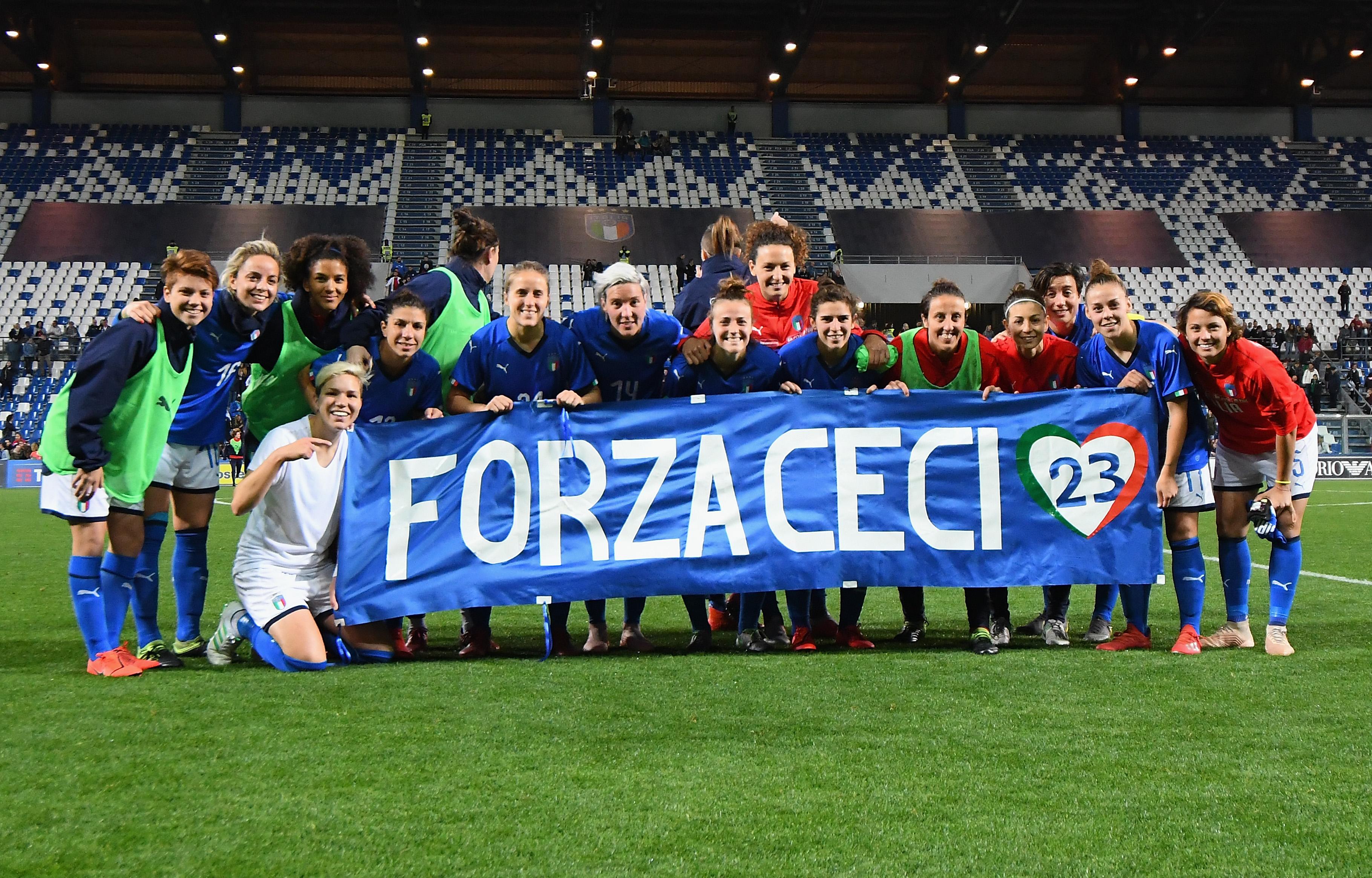 REGGIO NELL'EMILIA, ITALY - APRIL 09: Italy Women players celebrate the victory after the International Friendly match between Italy Women and Ireland Women at Mapei Stadium - CittÃ del Tricolore on April 9, 2019 in Reggio nell'Emilia, Italy (Photo by Alessandro Sabattini/Getty Images)