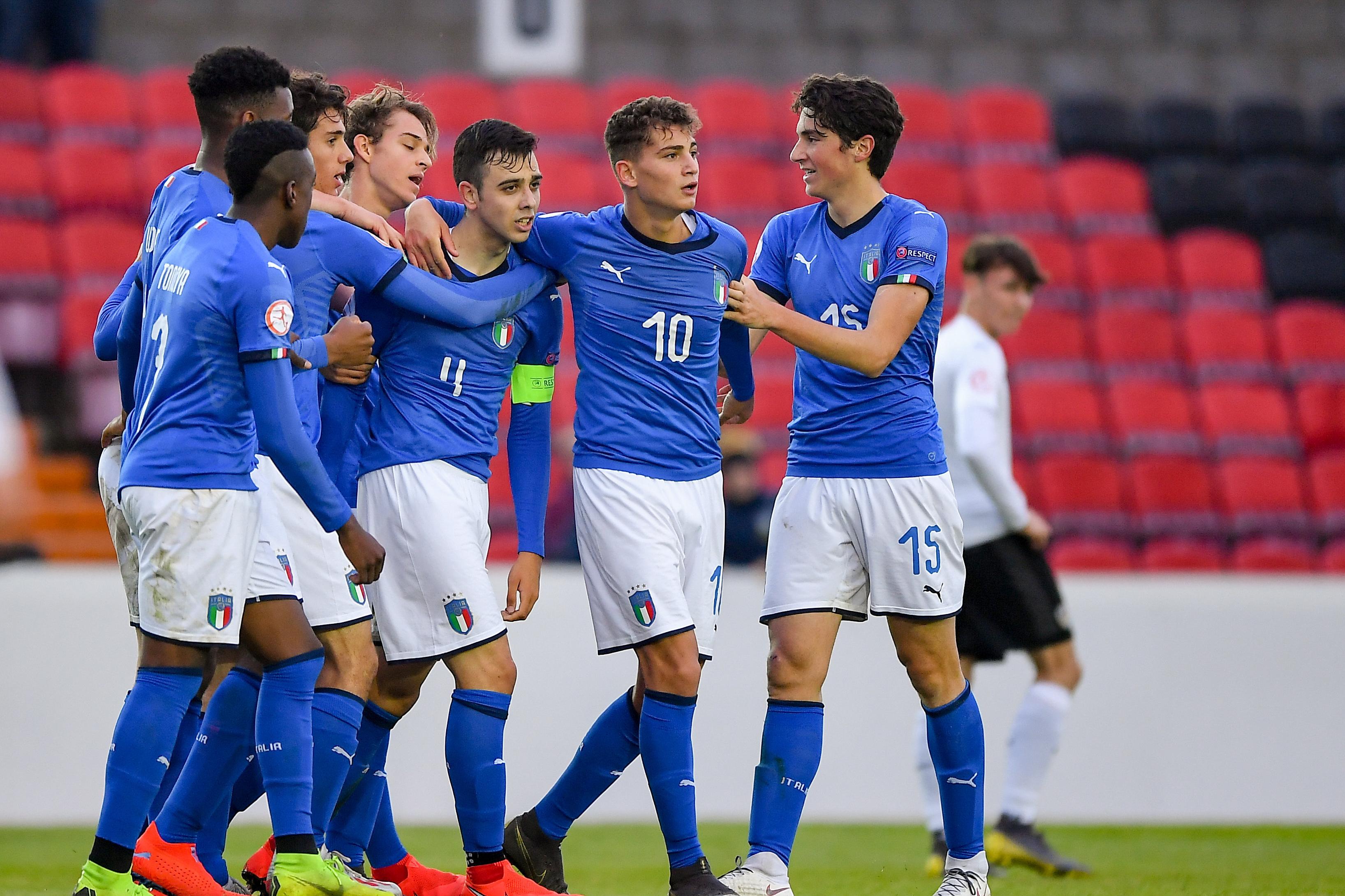 7 May 2019; Simone Panada of Italy, centre, celebrates with team-mates after scoring his side\\'s second goal during the 2019 UEFA European Under-17 Championships Group D match between Italy and Austria at City Calling Stadium in Longford. Photo by Seb Daly/Sportsfile