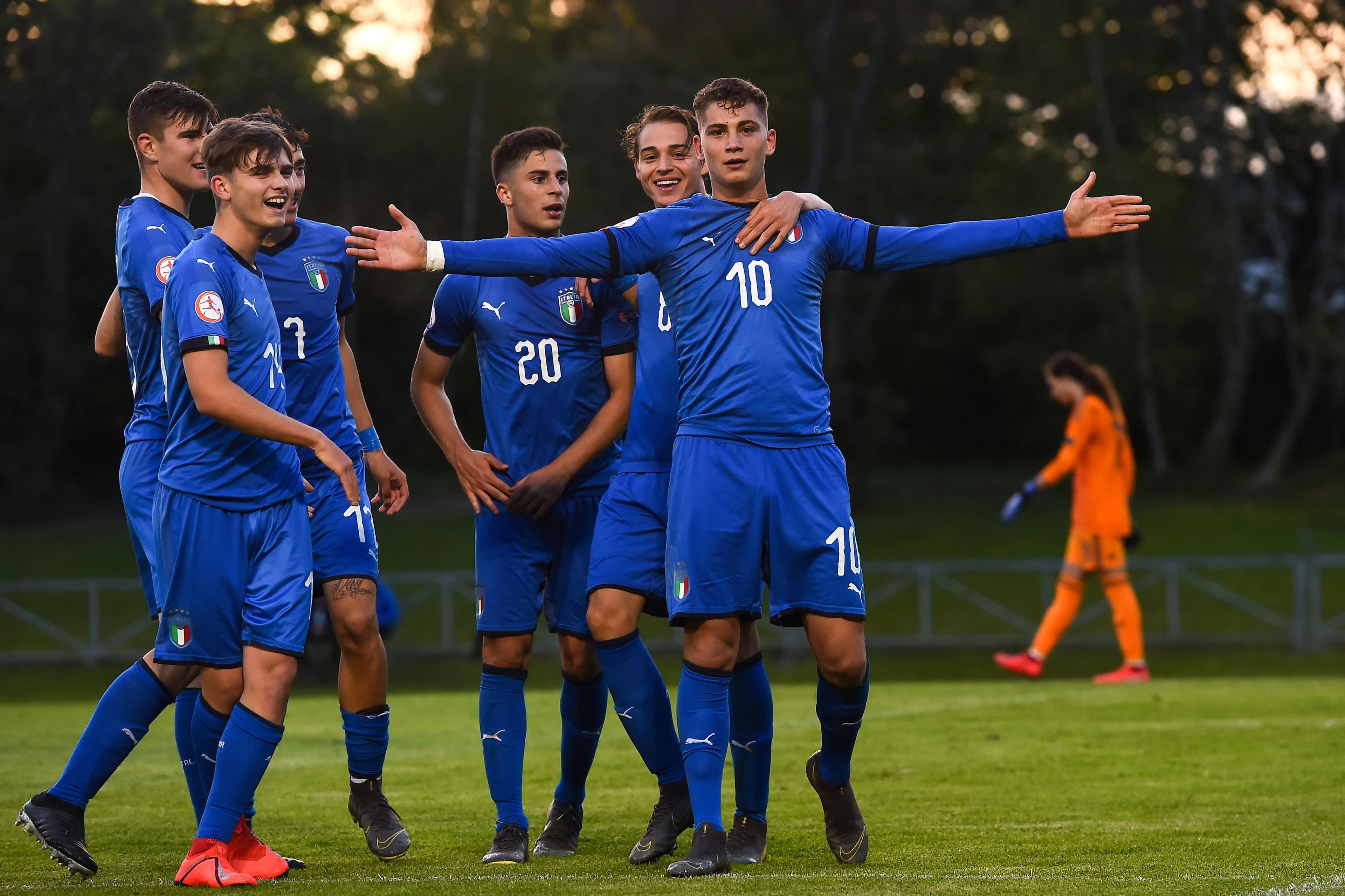 10 May 2019; Sebastiano Esposito of Italy celebrates with team-mates after scoring his side\\'s fourth goal of the game during the 2019 UEFA European Under-17 Championships Group D match between Italy and Spain at UCD Bowl in Dublin. Photo by E\\u00F3in Noonan/Sportsfile