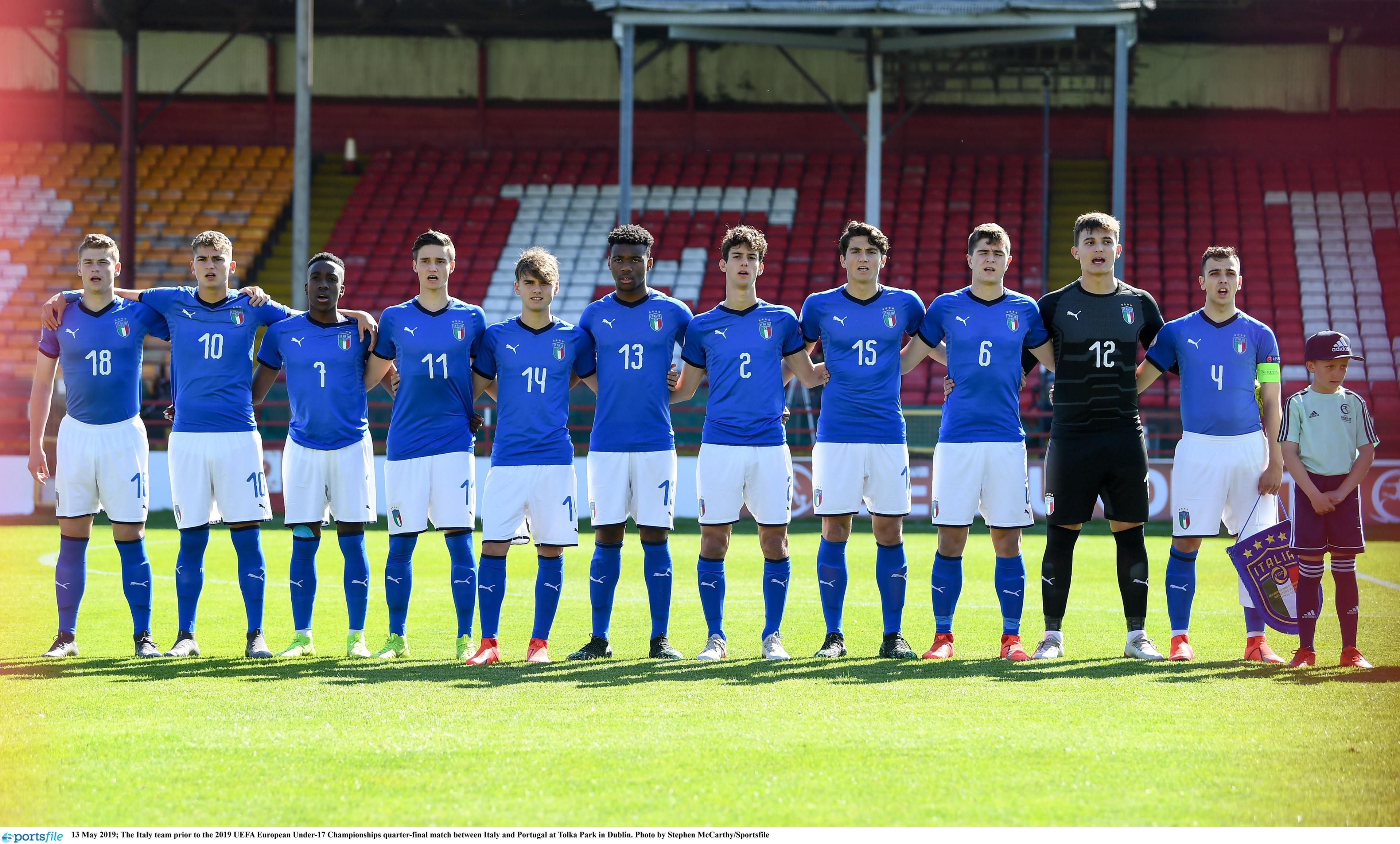13 May 2019; The Italy team prior to the 2019 UEFA European Under-17 Championships quarter-final match between Italy and Portugal at Tolka Park in Dublin. Photo by Stephen McCarthy/Sportsfile