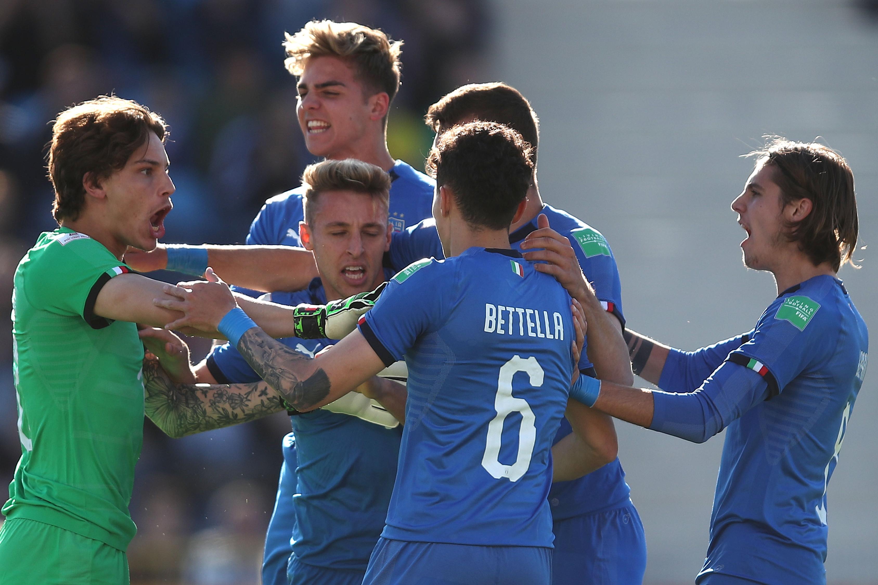 BYDGOSZCZ, POLAND - MAY 29: Italy players celebrate with Marco Carnesecchi (L) of Italy after blocking a penalty kick to Hiroki Ito of Japan (Not in Picture) during the 2019 FIFA U-20 World Cup group B match between Italy and Japan at Bydgoszcz Stadium on May 29, 2019 in Bydgoszcz, Poland. (Photo by Marc Atkins - FIFA/FIFA via Getty Images)