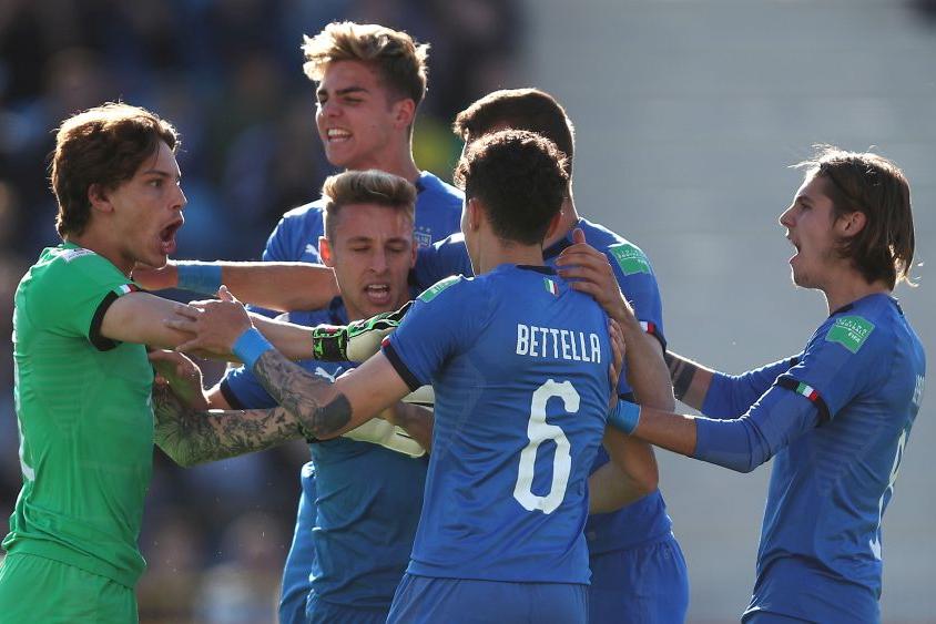 BYDGOSZCZ, POLAND - MAY 29: Italy players celebrate with Marco Carnesecchi (L) of Italy after blocking a penalty kick to Hiroki Ito of Japan (Not in Picture) during the 2019 FIFA U-20 World Cup group B match between Italy and Japan at Bydgoszcz Stadium on May 29, 2019 in Bydgoszcz, Poland. (Photo by Marc Atkins - FIFA/FIFA via Getty Images)