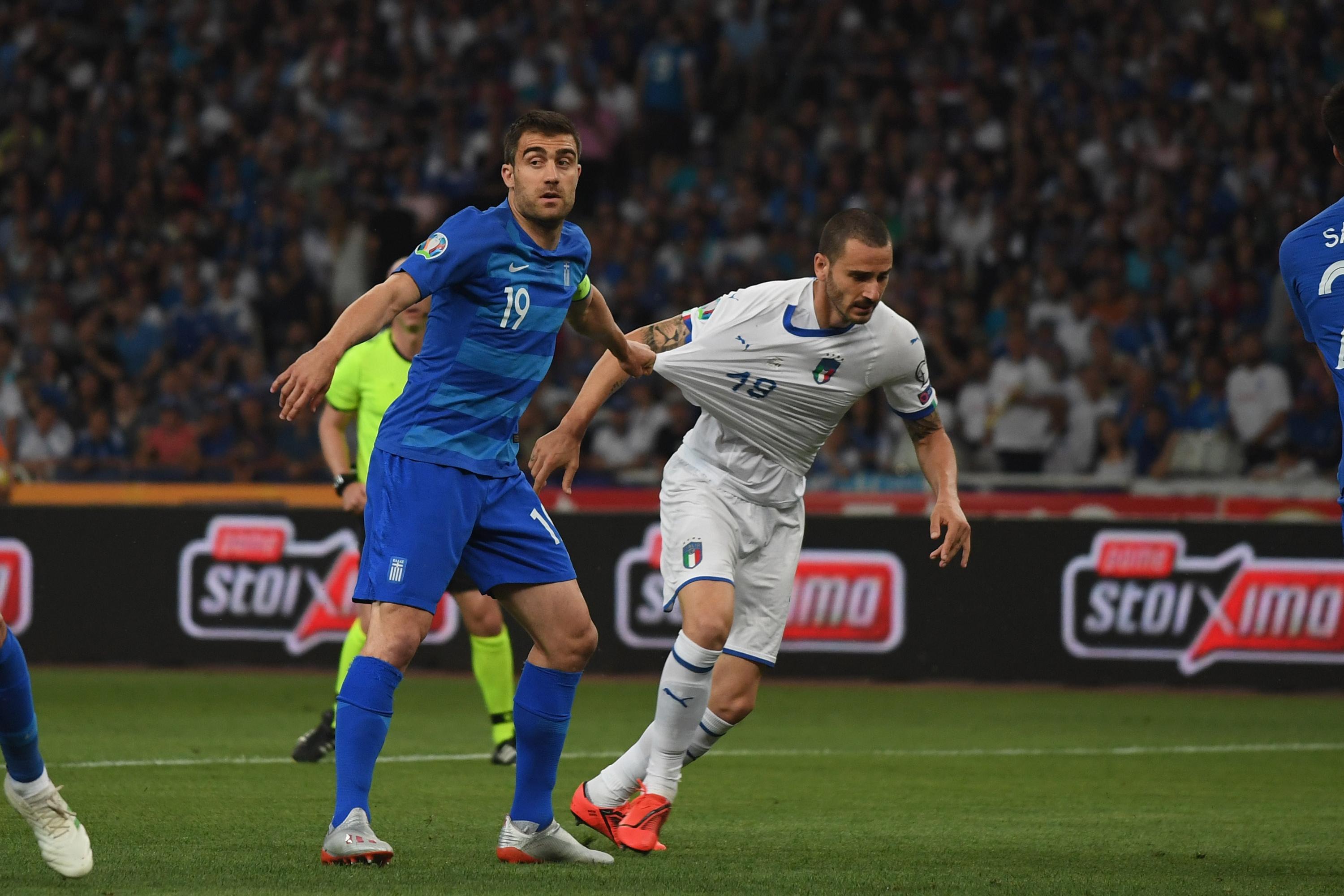 ATHENS, GREECE - JUNE 08: Giorgio Chiellini of Italy competes for the ball with Sokratis of Greece during the UEFA Euro 2020 Qualifier between Greece and Italy on June 8, 2019 in Athens, Greece. (Photo by Claudio Villa/Getty Images)