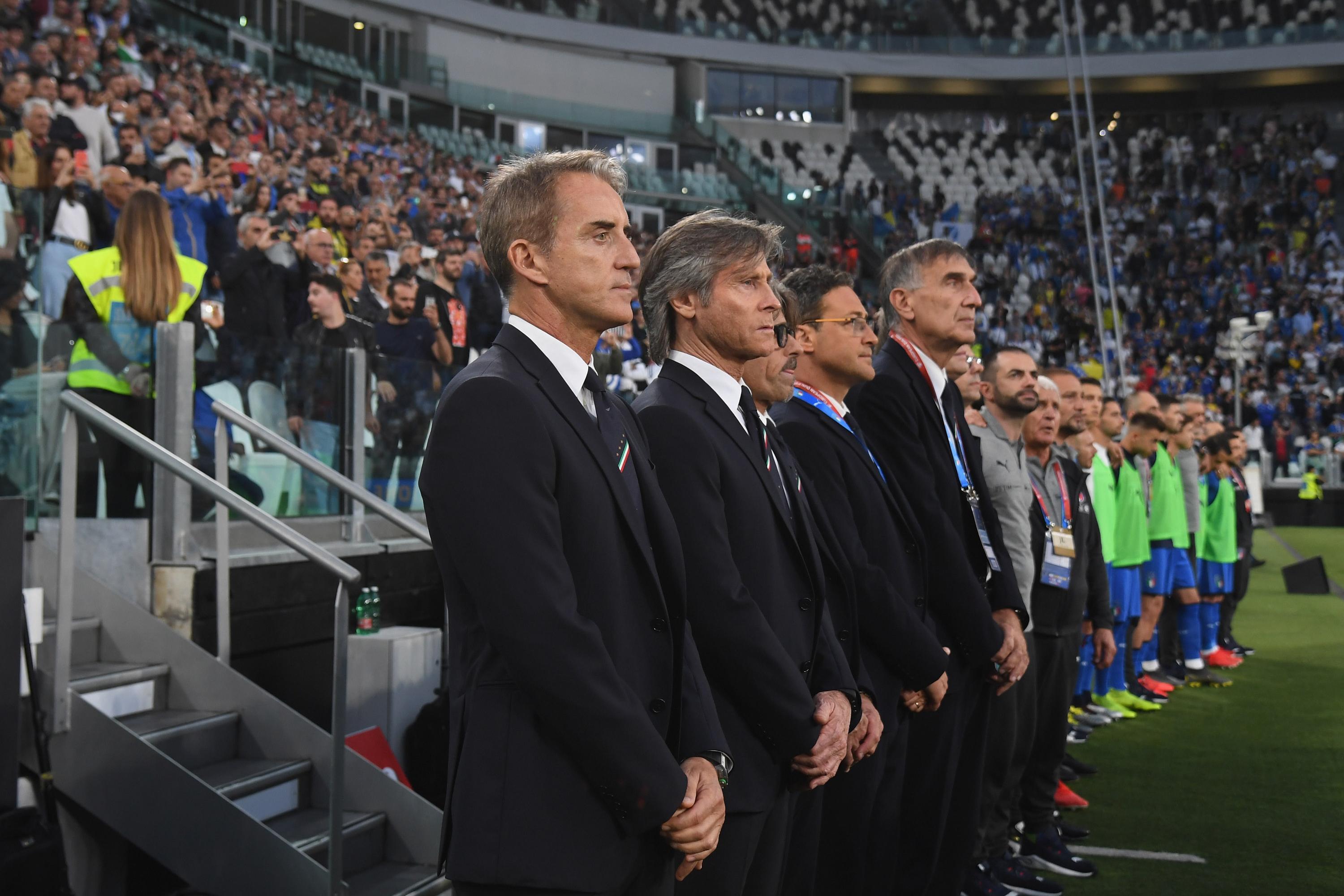 TURIN, ITALY - JUNE 11:  Players of Italy and staff during the national anthem prior to the UEFA Euro 2020 Qualifier between Italy and Bosnia and Herzegovina at Juventus Stadium on June 11, 2019 in Turin, Italy.  (Photo by Claudio Villa/Getty Images)